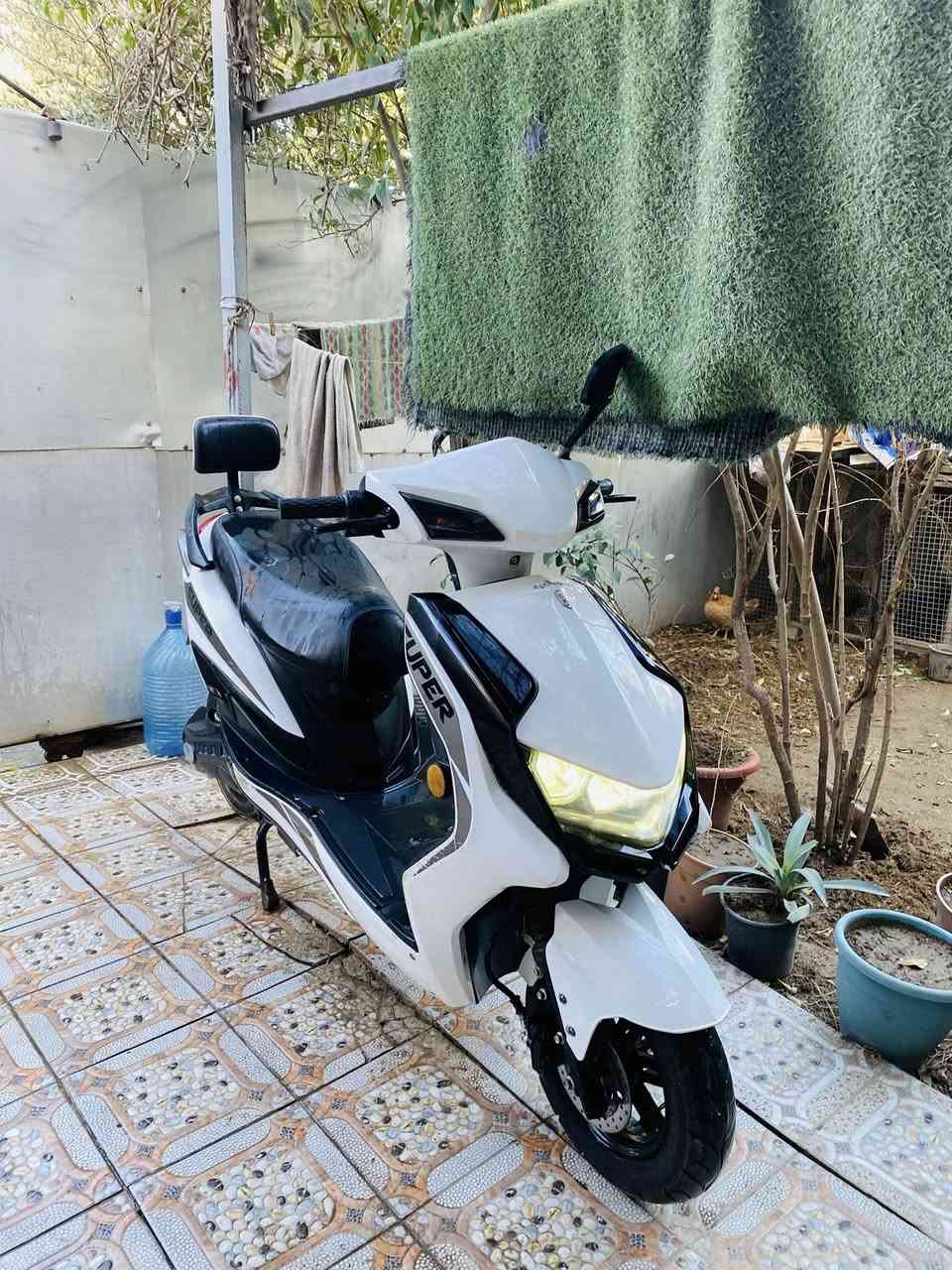 سعر(525)
دراجه شحن سكنس 
6 باتريات كبار يمشن 40 كيلو و على فحص
دراجه نظيفه و كامله من كلشي بصمتين وصل شراء 
مكاني بغداد الغزاليه
‭0787 075 9296‬
