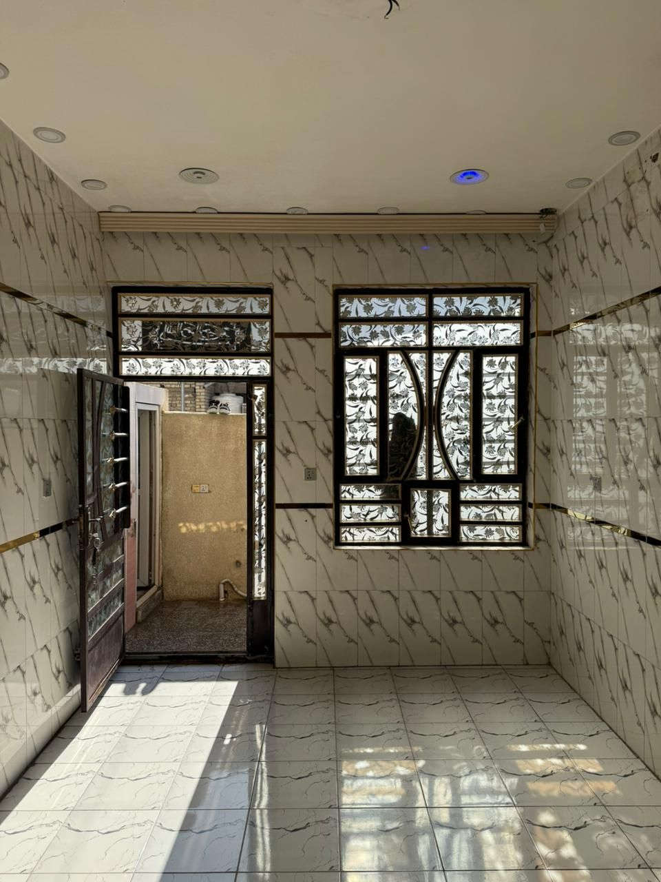 للبيع الزعفرانيه دورالشرطه فرع سوبرماركت احمدالسعيدي الفرع الثاني يمينا اول بيت البيت نظيف جدا الارظيه رفت درجه اولى وجميع المواد شيش اوكراني وسمنت مقاوم والبيت طابوك وعالي عن الشارع وموقع حلو يبعد عن الشارع الرئيسي ٥٠ متر طابق ونص الطابق الاول جاهز وكامل الطابق الثاني بي نقوصات قليله كما موظح والبيت مساحة 100 متر ارتفاع السكف ٣مترو٢٠ سم والطابق الثاني نفس الارتفاع والخدمات ماء وكهرباء واناره ومجاري نقص تبليط فقط وعن قريب يشتغلو انشاء الله وهاي كل التفاصل بسعر 85 وبي مجال بسيط التواصل فقط على الرقم المذكور اتصال او واتس اب ***********
