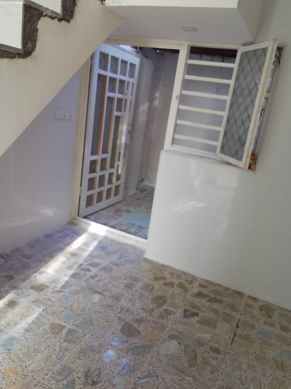 بيت للبيع بثعالبه الاولى منطقه 7000 50متر بناء حديث سنه 2025 3طوابق الطابق الاول استقبال ومطبخ وخدمات وطابقه ثاني غرفتين وحمام وطابق الثالث غرفه كبيره وحمام طابو ملك صرف ب95التواصل واتساب على هذا رقم ***********
