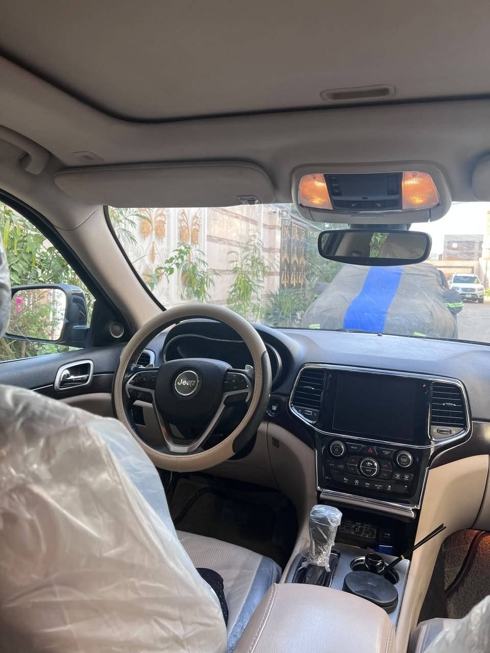 جيب  لاريدو 2018 فول مواصفات للبيع
ماشيه 67 ألف فقط

 والجيب معروفها بمواصفاتها المتخلص ⬇️

(* تشغيل بصمة + ريموت ستارت * شاشة كبيرة أصليه* كامرة خلفية* حساسات أمامية وخلفية* فتحة سقف بانوراما
* مقاعد كهرباء + خزن ميموري* تدفئة مقاعد + تبريد* سكان متعدد التحكم* مثبت سرعة* مبدلات سرعة على السكان* نظام بصمة للأبواب* إضاءة LED أصلية* مرايا كهرباء طي وتحكم* دبل أوتوماتيك* نظام Traction وDrive Modes* تبريد ثلج أمامي وخلفي* نظام صوت ممتاز
(* Airbags كاملة

السيارة نظيفة كلش رقم بغداد تحويل مباشر بأسمي السياره
الحادث  جاملغ أمامي باقي السياره كلها كفاله وجاهزه ومبولشه مابيها اي نقص وبيها سونار 
سعرها 250 و بيها مجال 

***********
