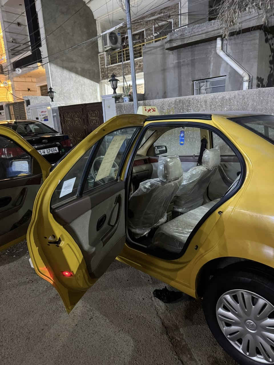 سلام عليكم سمند 2013 كرستال
السياره وضع شركه جديده ماشيه 88 الف حقيقي 
وبيها 4 سويجات ثنين تشغيل واحد جكمجه واحد انذار حتى مسجل البلادي موجود مضموم 
تبريد تدفئه تخم تاير حداديه امامي خلفي كلها جديد 
السياره قطره خياس مبيها لا هلال ولا دوس ولا براويز كفاله عامه عدى الباب الوره السايق بس صبغ ربعه وعندي طخه بل باب البصف السايق ؏ كد شبر غيره السياره صبغ تبديل كفاله 
السياره باسمي مصفر هيئه وخط وبحث قبل يومين سنويه مجدده 
مكاني بغداد الشعب حي التجار ***********
