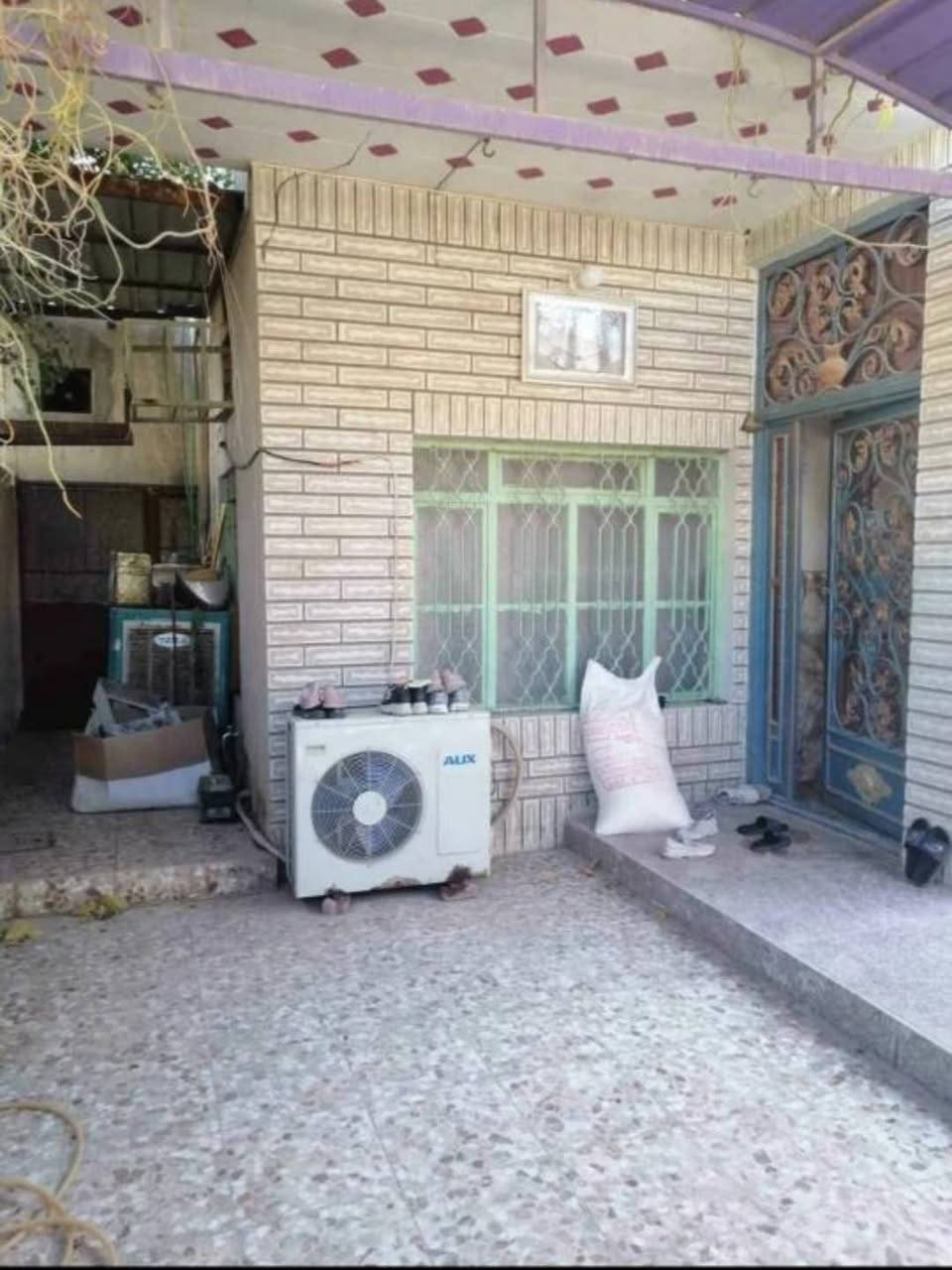 بيت للبيع ملك طابو صرف.خلف مول الباقرمباشرة  السوق نهاية حي العامل..   المساحة 200م.  غرف نوم 2 احدئ الغرف تحتوي على حمام سويت.  مطبخ سيراميك سقف ثانوي اوبن مفتوح على صالة وتحتوي على منور.  استقبال 4×8. حمام +منزع داخلي سيراميك.  تواليت داخلي مع منور خلفي.  طوارم خارجية 2. حمام وتواليت خارجي.  اضافة الى قمريات في الطوارم.  ارضية البيت كرانيت وسيراميك جدران ارتفاع 1.20م.  السعر 210 مليون  ملاحضة/لامانع من البيع عن طريق المبادرة او العقاري.  وقابل للمراوس في بيت او قطعة اقل منه سعر مع دفع الفرق لي..  م/(***********)
