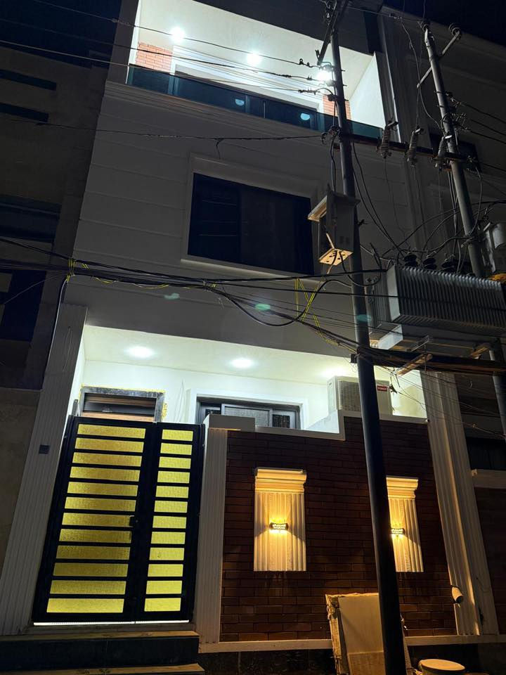 بيت للبيع شارع مدير الامن  قرب جامع البر الرحيم
مساحته40 متر اربع طوابق بناء حديث درجه اولى يقع على شارع عرضه عشرين متر 
للاستفسار عن تفاصيل البيت الاتصال او مراسله واتساب على   ***********
