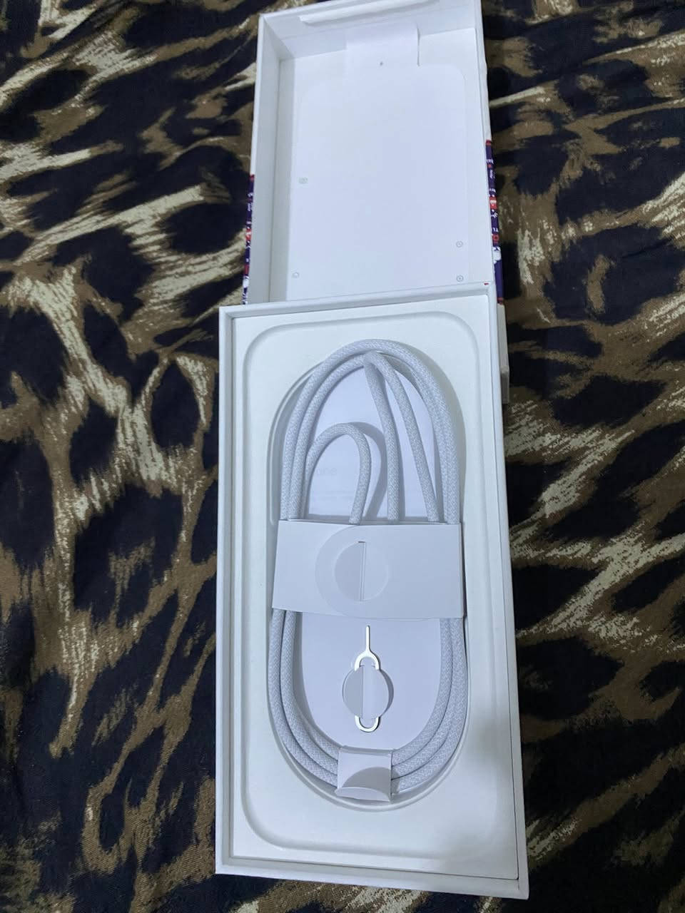 السلام عليكم 
ايفون ١٧ العادي اللون المميز للبيع ( الجهاز مجرد مفتوح من الكارتونه) الجهاز ذو شريحتان
كامل ملحقاته ويا كارتونه كبيل ورقة ضمان الشركة
مع الجهاز بكج حماية كامل 
سعر الشركة ١٤٠٠ اما سعر هذا الجهاز ١٣٥٠

الشعب ***********
