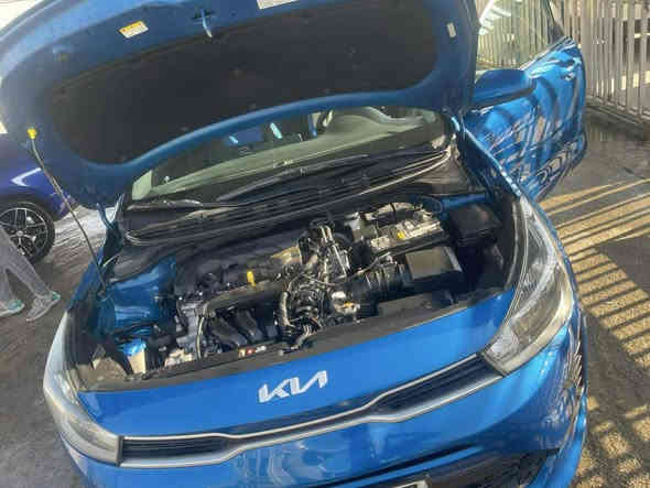 السلام عليكم للبيع 
كيا ريو  2022 رقم سليمانية بأسمي 
محرك ١٦٠٠ 
شاشة كامرة خلفية 
مكفولة كير محرك كلش نضيفات 
صدر جديد 
تبريد ثلج  تدفئة شغالة 
بيهه صبغ جاملغ وباب راكب بارد بالبنيد قليل 
تكمة مال راكب موضحه بالصور  بدون صبغ 
السعر ١١٥ وبيهه مجال مكانه بغداد العامرية 
للاستفسار ***********
