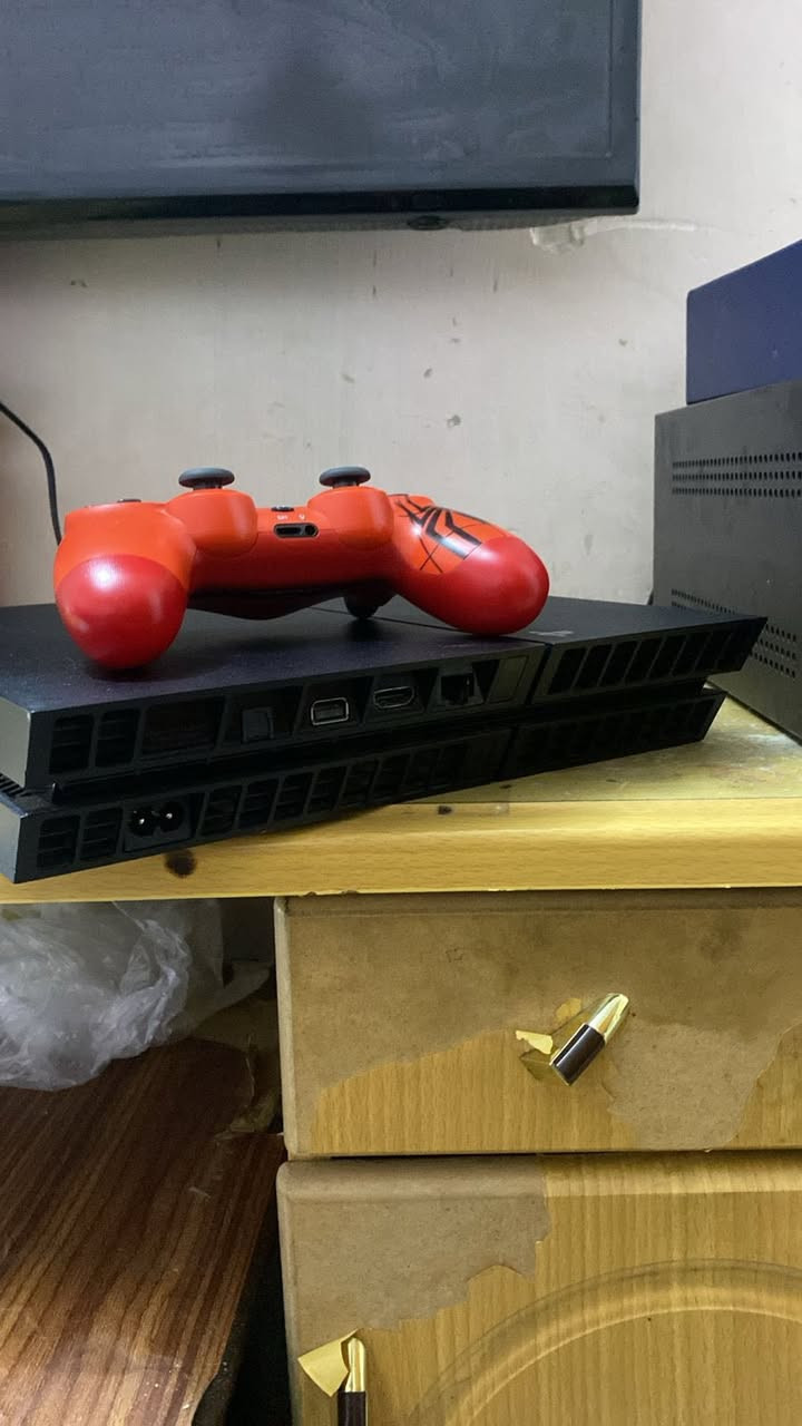 السلام عليكم بيع مستعجل بلي 4 فات 500 G اخر تحديث 13.04 نظافة 100 ٪؜ كدامك اباع بيه يوتيوب وبس فولل خدش مابيه جوستك عدد 1 تجاري لعبة gta ملحقاته وياه شاحنه hd كلشي كامل + يوبي اس 850 v السعر 200 قفل 🔒 مكاني بغداد حي الجهاد رقمي *********** ، سبب البيع سيارتي مدعومة واريد اصلحها الله شاهد وألا مامعتاز لبيعته
