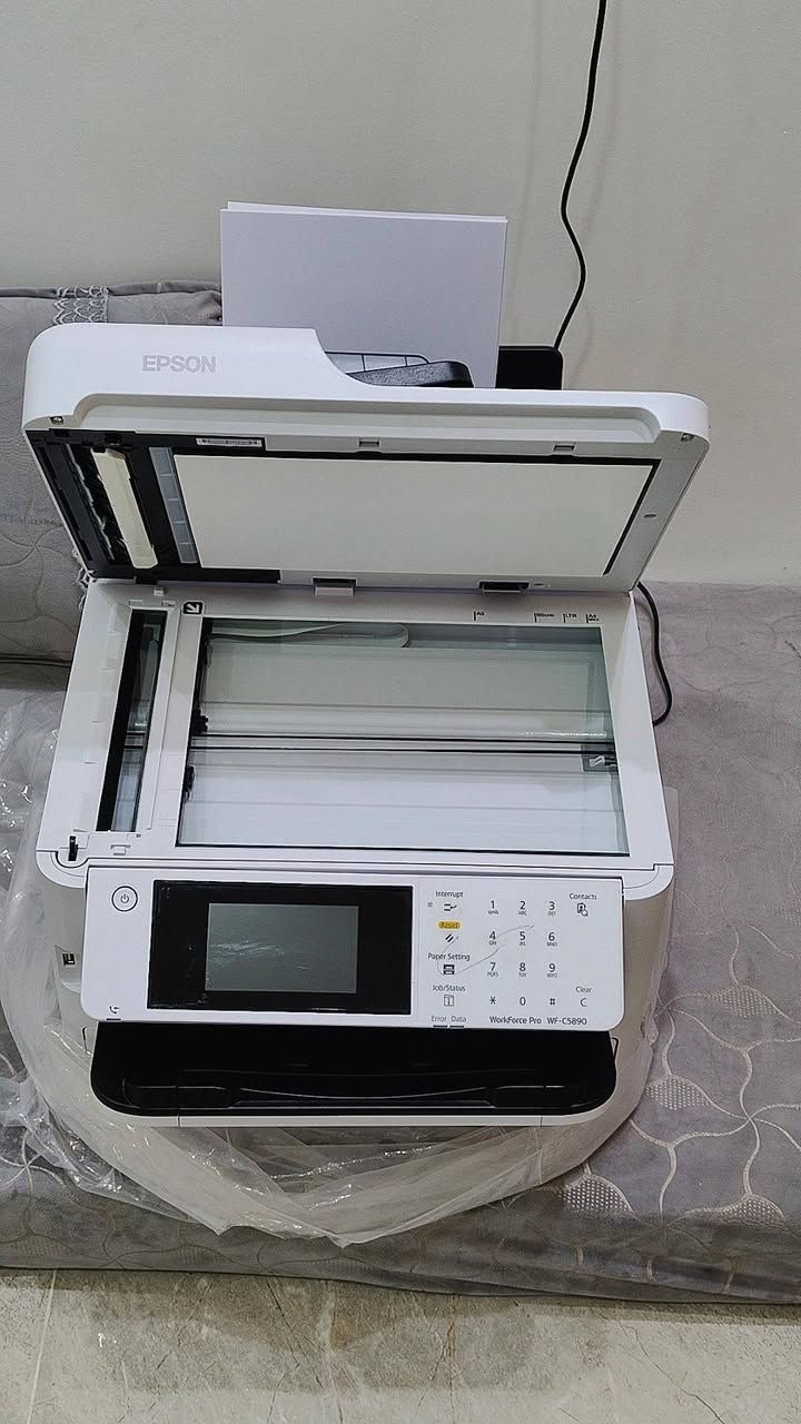 Epson WorkForce Pro WF-C5890 
طابعة أعمال احترافية متعددة الوظائف (طباعة، نسخ، سكنر، فاكس) مناسبة للمكاتب والشركات والعيادات. تدعم الطباعة الملونة والأبيض والأسود مع الطباعة على الوجهين أوتوماتيكياً. 

⭕ مواصفاتها:

✅ طباعة، نسخ، سحب ضوئي (Scanner)، فاكس.

✅ سرعة طباعة تصل إلى 25 صفحة بالدقيقة ملون أو أسود.
✅ طباعة وجهين تلقائياً (Duplex Printing). 

✅ سكنر مع مغذي أوراق أوتوماتيكي ADF سعة 50 ورقة لسحب مجموعة أوراق دفعة واحدة. 

✅ شاشة لمس ملونة قياس 4.3 إنج للتحكم السهل. 

✅ تدعم Wi-Fi والطباعة من الموبايل والكمبيوتر والشبكة. 

✅ منفذ شبكة LAN (Ethernet) للمكاتب. 

✅ دقة طباعة عالية تصل إلى 4800 × 1200 dpi. 

✅ تتحمل أحجام عمل كبيرة للمكاتب والدوائر. 

✅ مستخدمة فترة قصيرة جدا.

⭕ السعر 550 الف.

لأستفسار :
مراسلة على الخاص.


**إذا كنت صاحب هذا الإعلان وتريد حذفه لأي سبب، رجاءا أرسل رسالة إلى الدعم الفني**