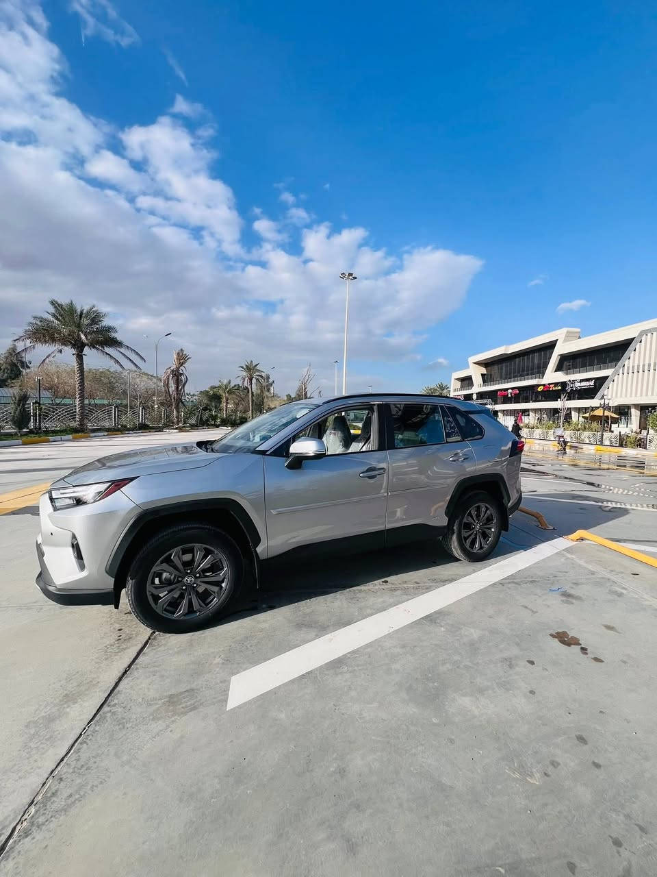 تويوتا راف فور بريميوم هايبرد 2025
🌿‏  TOYOTA RAV4 XLE PREMIUM (AWD)   🌿

العداد 4000 يعني زيرو

📃 اليكم التفاصيل الآتية 👇🏻

🚘 الموديل 2025
🚘 سعة المحرك 2,5L هجين 
🚘  دفع رباعي 4X4
🚘 مقاعد جلد مطعم لونين
🚘فتحة سقف سلايد
🚘 عدد 9 AIR BAG
🚘شاحن موبايل اصلي
🚘 حساسات خلفية
🚘 حساسات أمامية 
🚘 لايت زينون + LED
🚘 بك لايت LED
🚘 ويل كب 18
🚘 4 دسك
🚘 مفتاح التشغيل بصمة + دخول ذكي 
🚘 شاشة كبيرة تدعم كار بلي والنظام الحديث من تويوتا
 🚘 كاميرا دوارة اصلية
🚘 تتسع المقصورة ل 5 ركاب
🚘 أوضاع القيادة  Drive Mode
🚘 فحص أنظمة السيارة 
🚘 حساسات ضغط اطارات
🚘 تبريد شاشة مناخين منفصلين 
🚘 قطعتين تبريد
🚘 هاند بريك كهرباء 
🚘كروس سرعة 
🚘 ا ABS 
🚘ا Auto Hold   أوتو هولد
🚘 نظام مانع الانزلاق
🚘 اشارة في المرايا الجانبية
🚘 مخرج منفذ الطاقة ⚡
🚘 ا  Bluetooth
صور الشاصي مرفقة بلمشنور
مكان السيارة ديالى بعقوبة
السعر265 وبيها مجال


**إذا كنت صاحب هذا الإعلان وتريد حذفه لأي سبب، رجاءا أرسل رسالة إلى الدعم الفني**