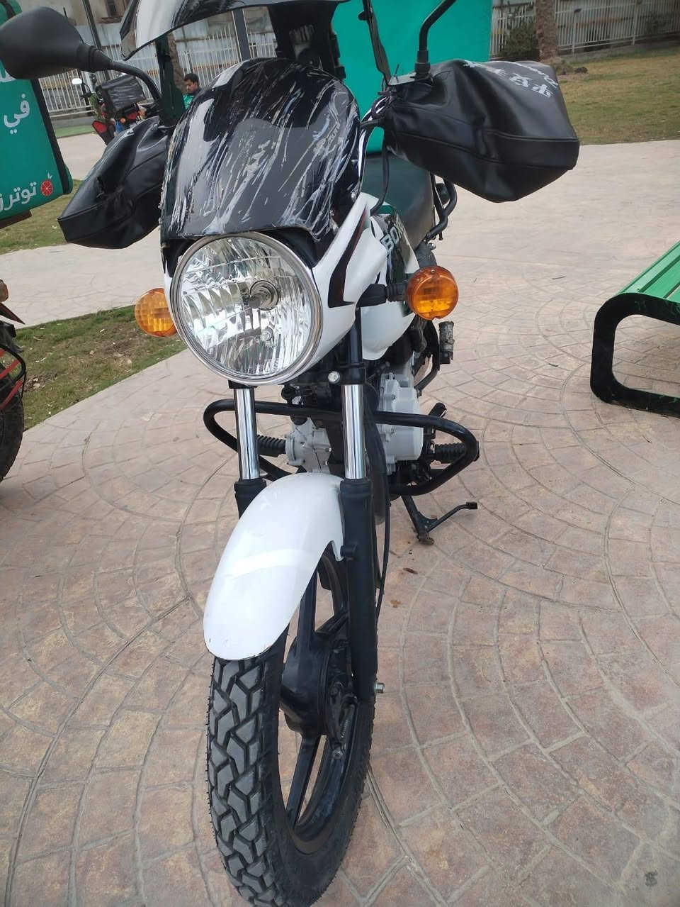 بوكسر كلاسك موديل 23 شهر 11 ماشيه 30 الف حقيقي بعده جديده مشتغل بيه كلش قليل رقم ديالئ انكليزي برغي واحد ما مفتوح بيه علا وضع الابلاد احلا من صور سعر مليونين و 300 ومجال قليل حك جيه رقمي ***********
