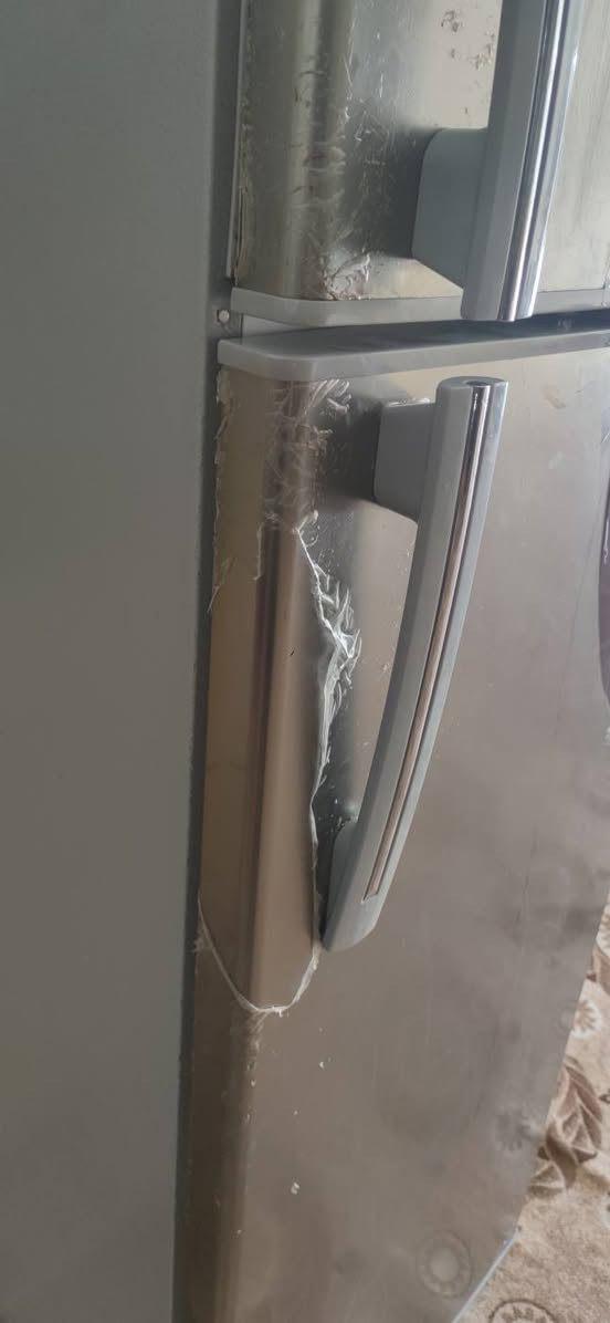 ثلاجه للبيع المكان كوكجلي جديده مستخدمه شي قليل نظيفه حيل فول ثلج
***********
