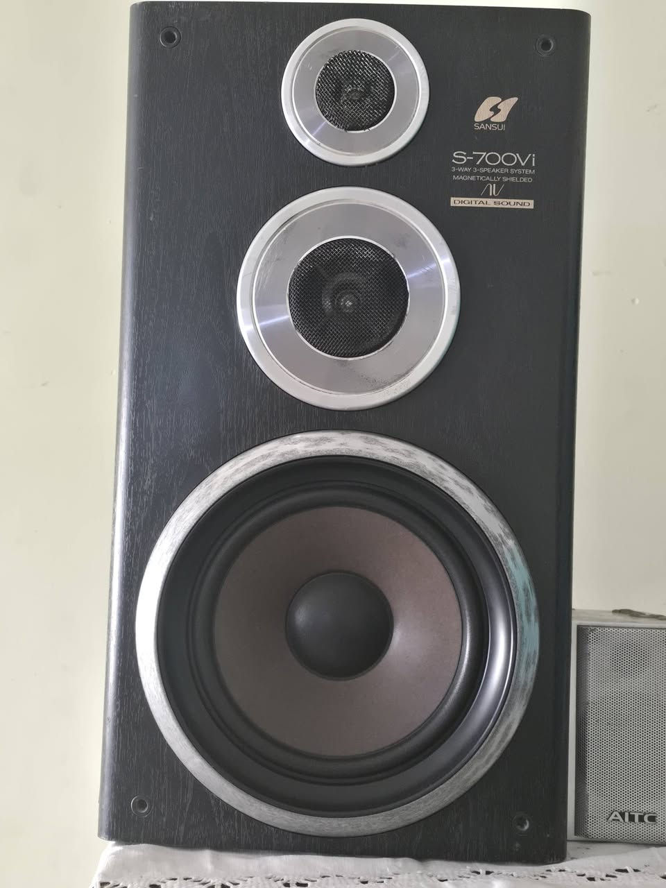 السلام عليكم اخوتي سماعات حجم 100w
والسستم حجم160
مع محولة 220يعني ع كهراء الطبيعية يعمل 
ماشاء الله صوتهم حلو 
السعر 150 المكان بغداد الزعفرانية ***********
