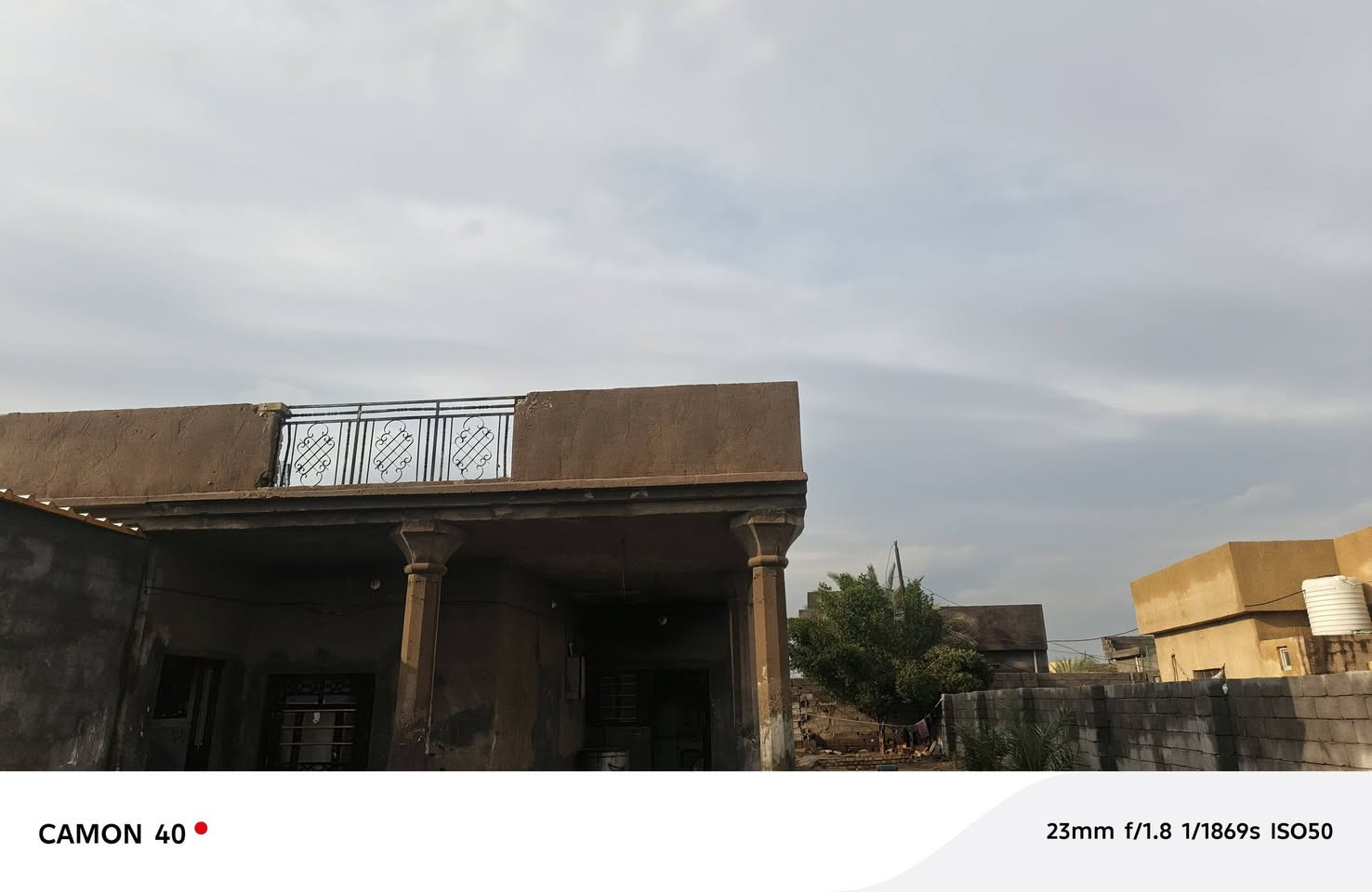 سلام عليكم بيت  3غرف نوم صاله ستقبال مطبغ ويا مشتمل مساحه كليه 1100طابو سند 25حق تصرف شارع عرضه 8متار  خدمات كامله شارع عام دقيقتين مسافه علي بغداد تقاطع نهروان قرب بسمايه مقابيل نفطيه ستفسار ***********نتصال
