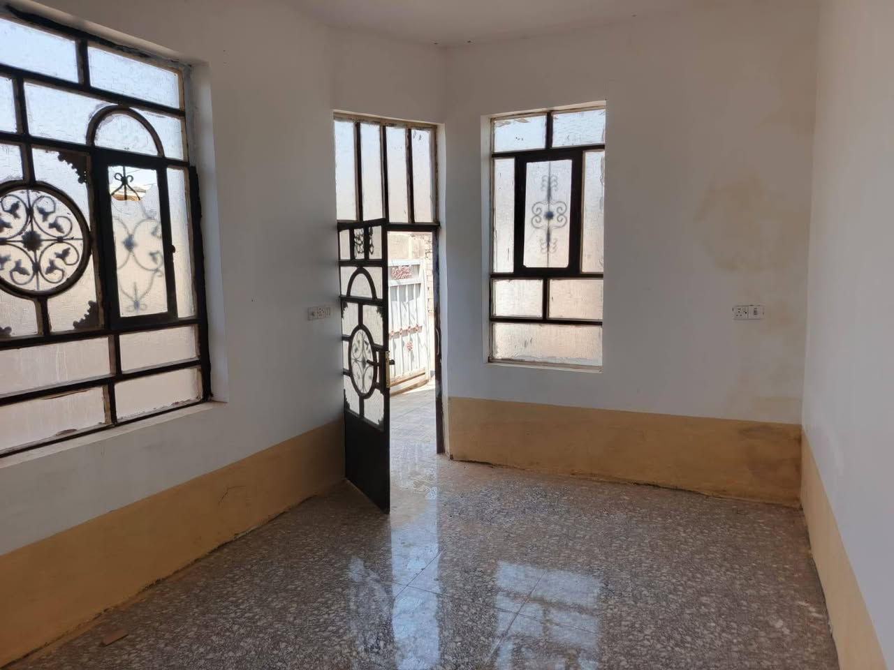 السلام عليكم 
بيت للايجار. ابي غرق . حي المرتضى. ال جعلول 
البيت يتكون من صاله  مطبخ  هول كلدور وغرفه نوم واحده 
البيت بناء حديث  
البيت طابق واحد 
للاستفسار الاتصال على الرقم 
***********
