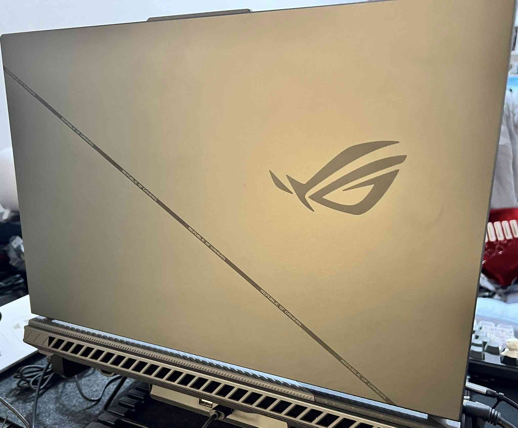 السلام عليكم 

السعر 2،300،000 المكان بغداد 
Asus rog strix g18 
حجم شاشه 18
لابتوب استخدام شخصي وقليل وبعده داخل الضمان كامل الملحقات حتى الكارتون نظافه 100‎%‎

• المعالج (CPU): Intel® Core™ i9-14900HX (الجيل 14)
• (24 نواة، 32 مسار، سرعة تصل إلى 5.8 جيجاهرتز).

• كارت الشاشة (GPU): NVIDIA® GeForce RTX™ 4070 
• بقدرة طاقة قصوى (TGP) تصل إلى 175 واط مع Dynamic Boost.

• الشاشة (Display): 18 إنش ROG Nebula Display
• الدقة: 2.5K (2560 x 1600) WQXGA.
• معدل التحديث: 240 هرتز / زمن الاستجابة 3ms.
• الألوان: 100% DCI-P3 مع دعم G-Sync.

• الذاكرة العشوائية (RAM): 32GB DDR5 (بسرعة 5600 ميجاهرتز)

• التخزين (Storage): 1TB PCIe® 4.0 NVMe™ M.2 SSD.

• نظام التشغيل: Windows 11 Pro.

• البطارية: 90 واط في الساعة (90WHrs).

• المنافذ (I/O Ports):
• 1x Thunderbolt™ 4 (يدعم DisplayPort).
• 1x USB 3.2 Gen 2 Type-C (يدعم شحن PD وDisplayPort).
• 2x USB 3.2 Gen 2 Type-A.
• 1x HDMI 2.1 FRL.
• 1x 2.5G LAN port.

• المميزات الإضافية:
• نظام تبريد ROG Intelligent Cooling (ثلاث مراوح).
• لوحة مفاتيح Per-Key RGB.
• دعم Dolby Atmos وHi-Res audio.
• كاميرا HD 720P.


**إذا كنت صاحب هذا الإعلان وتريد حذفه لأي سبب، رجاءا أرسل رسالة إلى الدعم الفني**