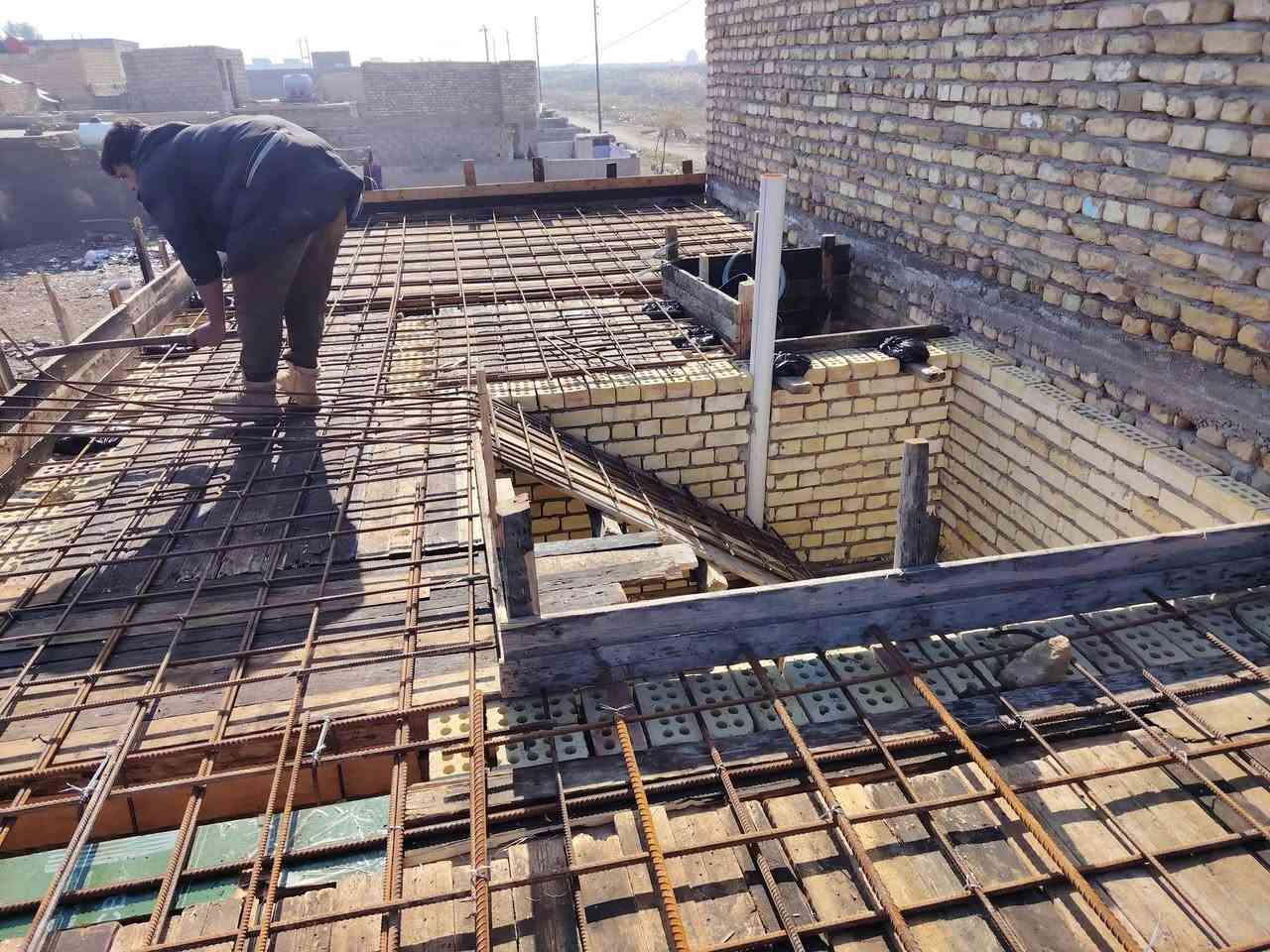 بيت ٥٠ هيكل كامل نزال ١٢ بناء درجه اولى شبابيك وبيبان فقط
ارضيه صب رفت مسلح حمام خارجي استقبال مطبخ ع حولي درج منور حمام داخلي وغرفه منام مدفوع المخالفات رقم القطعه ٥٩١٥ ع شارع تبليط خلف عماره ابو دريد السعر المطلوب ٢٨ / ***********
