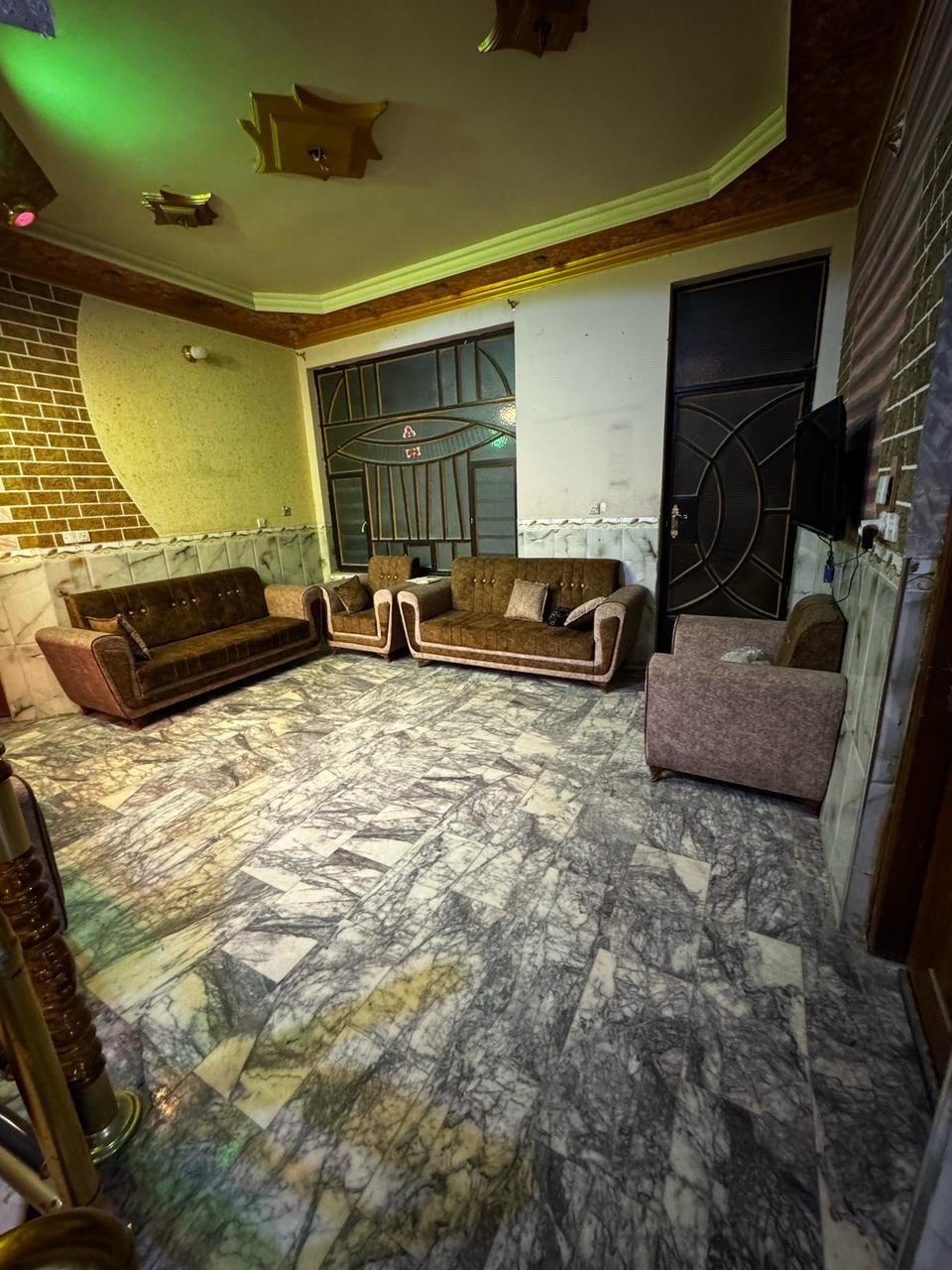 بيت مساحته 200. | 10*20

وجه البيت كله حجر  وبناء البيت 2020 

الطابق الارضي : حديقه خارجيه كراج ياخذ سيارتين.   استقبال وصاله ومطبخ وغرفة نوم. وحمام ومنور عدد 2 وحمام خارجي 

الطابق الاول : 3 غرفه وحده منهن ماستر جبيره وصاله وحمام ومخزن صغير 

الطابق الثاني : غرفه نوم وحده وسطحين

الوقع : الشعب خلف سوك شلال وبصف سوك الصبح صاير افرع عريض عرضه 25 متر.  