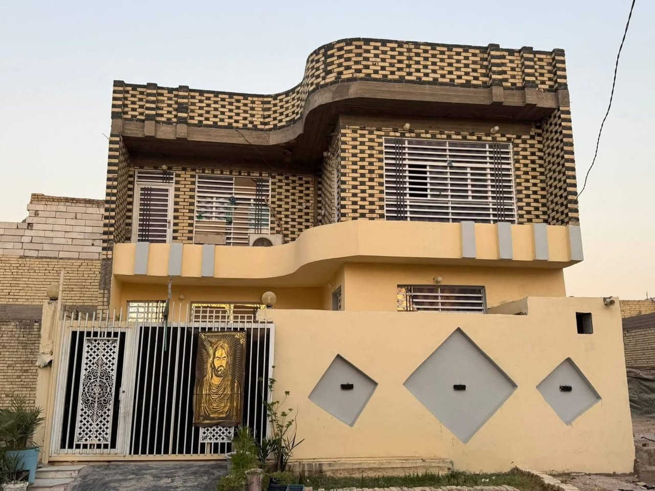 #عرض
للبيع دار مساحة 200متر طابقين يحتوي على 6غرف نوم بناء جناي صب كونكريت 
الموقع حي النداء منطقة 53
السعر 170وبي مجال 
للاستفسار التواصل واتساب ***********
