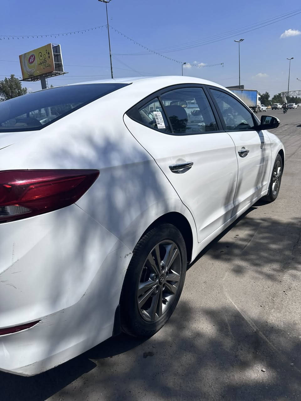 للبيع | هيونداي النترا 2017 خليجي بغداد
سيارة نظيفة جداً وجاهزة للاستخدام اليومي، استعمال شخصي واهتمام مستمر.

🔹 المواصفات:
• موديل: 2017 (خليجي)
• محرك: 2000 دوش (مبدل رواجز)
• ناقل حركة: أوتوماتيك
• اللون: [ابيض]
• المسافة المقطوعة: [ً139،169 كم]

🔹 المميزات:
• فتحة سقف 🌤️
• صدر أمامي وخلفي جديد بالكامل
• صرفية وقود اقتصادية
• مكيف بارد ❄️
• شاشة / كاميرا خلفية 
•اشاير بالمري
•داخل صاج

🔹 الملاحظات:
• صبغ باب خلف السايق + الجامِلِغ اللي خلفه نضربت عندي وصلحتهن وصبغتهن بدون دواخل

• السيارة متصرف عليها تقريباً ربع دينار 💰

💰 السعر: ( 127 ) قابل للتفاوض بالمعقول
📍 الموقع: [بغداد / البياع - تقاطع درويش ]

📞 للتواصل: ***********
