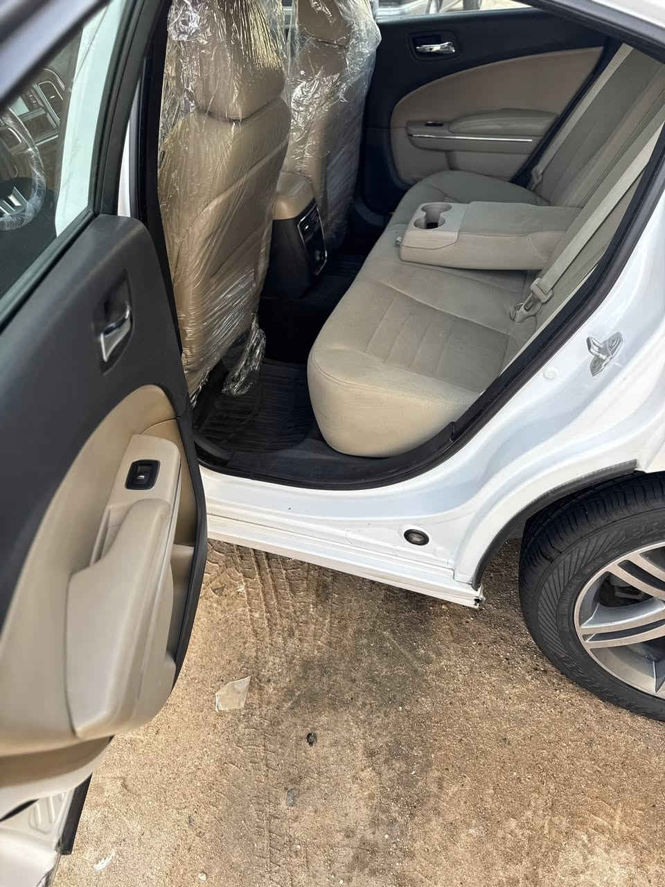 سلام عليكم جارجر ابيض صدفي  مديل 2014 اصل  بصمات 2 ((((((((((كفالة كص ضربة فتح سياحة صبغ قطعتين فقط سيارة ادوات حديدة العنوان البصرة ***********
