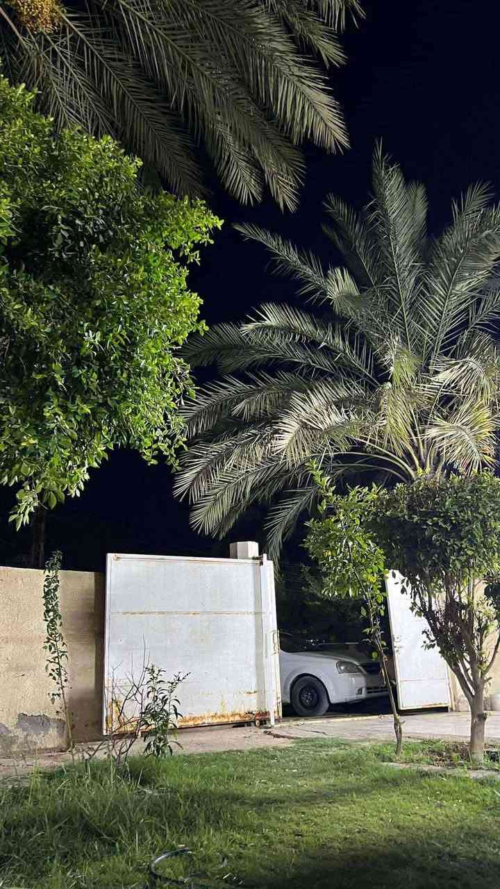 بيت في الجزائر في جهة المستشفى  

واجة 13،5 الظهر 19 تقريبا 

الشارع 20 متر 

المساحة  500 متر 

صنف العقار زراعي  

البيت منجز وفق اجازة بناء استلمتها من الشخص اي باعني البيت في عام 2002 ومثبت بها كتب ( الزراعة ، والتخطيط ، والبلديات ، والبلدية ، والنفط ( شركة الخطوط ، والغاز ، والاتصالات ) 

محول باسمي 
يبعد عن شارع الجزائر 100 متر فقط. 

يبعد عن مشروع أبراج بابل 150 متر 

للاستفسار مراسلتي عبر الخاص 
او مراسلتي عبر الواتس اب او الاتصال على الرقم ***********
