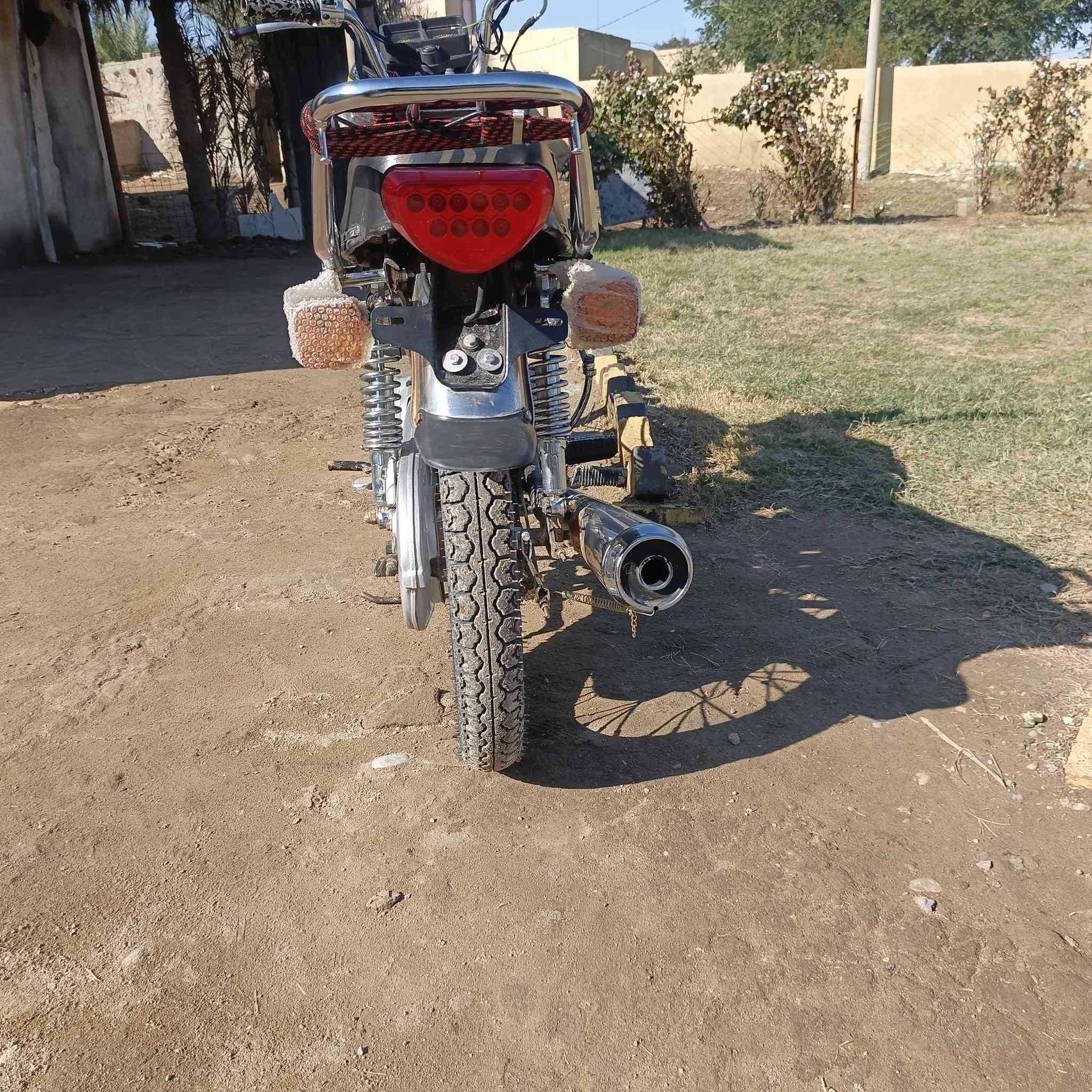 سلام عليكم دراجه للبيع موديل 20. شاصي ارشه موديل 12.الدراجه مكفولة بس امبدل بستم فقط . السعر 500 أو بيه مجال قليل الدراجه كلك كلك
. 
رقم *********** موجود واتساب فقط
