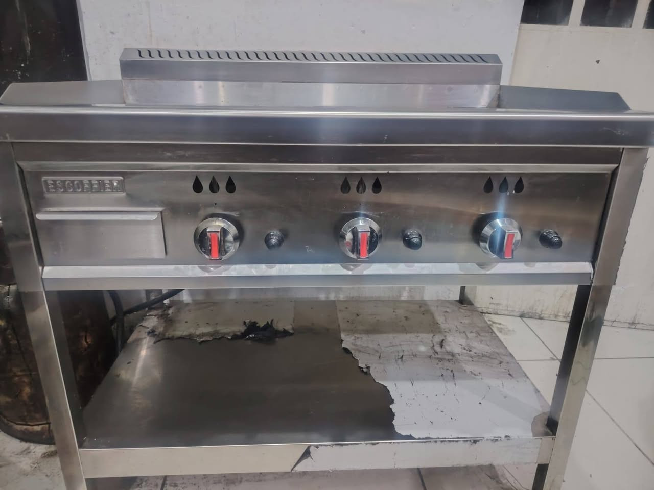 من رخصة الادمن
كرل وقلاية منظدية للبيع 
كرل متر نظافة 90 بالمية 
قلاية منظدية حوظين استعمال قليل استعمالها مالكوفي مو مطاعم 
السعر 900 وبي مجال للتواصل واتساب فقط ***********
