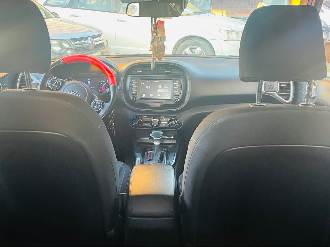 📣 للبيع: كيا صول 2021 GT-Line (نصف فول) وارد أمريكي

تفاصيل السيارة:

الموديل: كيا صول (Kia Soul)

سنة الصنع: 2021

الفئة: GT-Line (حزمة رياضية بالكامل)

المواصفات: نصف فول 

المنشأ: وارد أمريكي

اللون الخارجي: أزرق ملكي مميز وجذاب جداً

اللون الداخلي: رصاصي غامق (رمادي) نظيف وبحالة ممتازة

المسافة المقطوعة: 98 ألف كيلومتر فقط

تفاصيل الحادث: جاملغ وبنيد فقط

حالة الإيرباك: إيرباك ستيرن فقط (راجع سيستم) 

شاشة عرض تعمل باللمس تدعم Apple CarPlay و Android Auto، مع كاميرا خلفية عالية الدقة

أنظمة الأمان: رادار تحذير من الاصطدام الأمامي، نظام الحفاظ على المسار، وتنبيه النقاط العمياء

الراحة: تحكم كامل من المقود (تحكم ستيرينج)، مثبت سرعة، ودخول ذكي

مكان المعاينة: بغداد - حي الجهادالسعر المطلوب: (130 ورقة) قفل 

📞 للتواصل والاستفسار وتحديد موعد المعاينة: *********** بغداد, العراق

