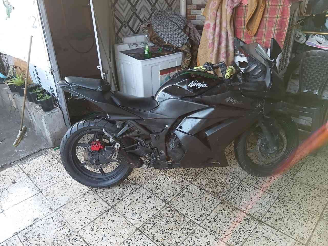 السلام عليكم كاوسكي 2008
محرك250
سنويه مرقمه دراجه كير ومكينه مكفوله
مكاني زعفرانيه 
سعر 2مليون وبيها مجال 
بيها نواقص بسيطه وكفراتها تعبانه
***********
