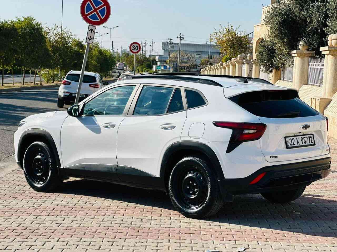 شوفرليت تراكس ٢٠٢٤  RS/2  
فول موصفات.  
رويشتوه (5mil)

نيو بونيتي سبوغه  بي ژوره وه هيجي تري نيه 
سياره هه موو شتيكي شه ريكه يه. به شه رت
ايرباگاي به س سوكانن اويش بيلادي دانراوه ته وه .

گير مه كينه و ته بريد و هه موو شتيكي به شه رت.

قه پات موصفاتت فول فول موصفات. 
بصمه / سلايد/ كوشين هيتر / شاشه گه وره / شغال/
اتو پارك / تحديت سورعه/ كوشين جلد خت سور/
رادار/ داتاشو / شاشه ي تاهوو/ خه تي جاده /
شاشه: Car paly/ WF /موبايل شحن دكات/ 
لايت اتوو/ گير عادي و اوتماتيك/ گيري قورس/
بريك بصمه / تحكم ستيرن/ پيش ليد و شمعه /
لايت موتحرك/ كوشين هيتر / مودي سپورت ، نورمال، يكو، /هتد ،…
 
رقم. شانصي سياره كه يه :
KL77 JE29RC083345

رادار و به ردي قزوزي به شه رتت بيلادي بيت .
هه زه و ژينكه كه و رقم و صه نه وي تازه يه 
به ناوي خومه. 
Watssapp +Vaebar. 
*********** أربيل, العراق
