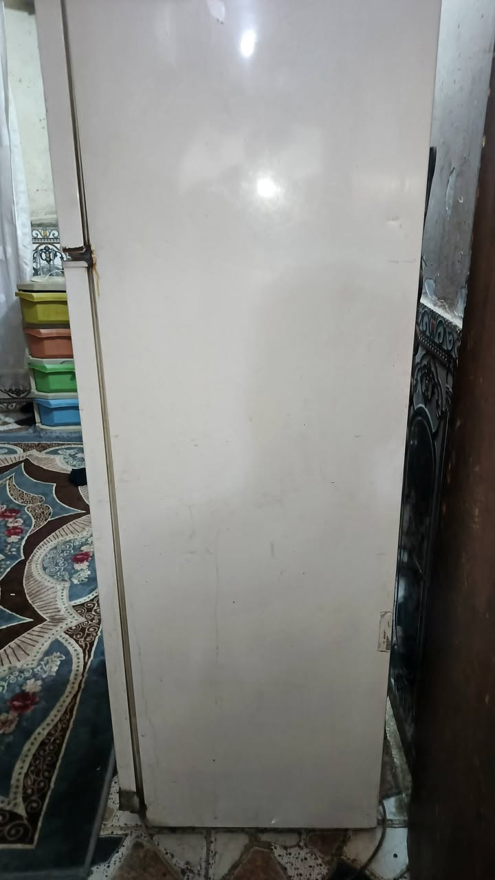 السلام عليكم ثلاجه كبيره للبيع نضيفه سعره ١٥٠ العنوان بغداد الحسينيه الراشديه  ***********
