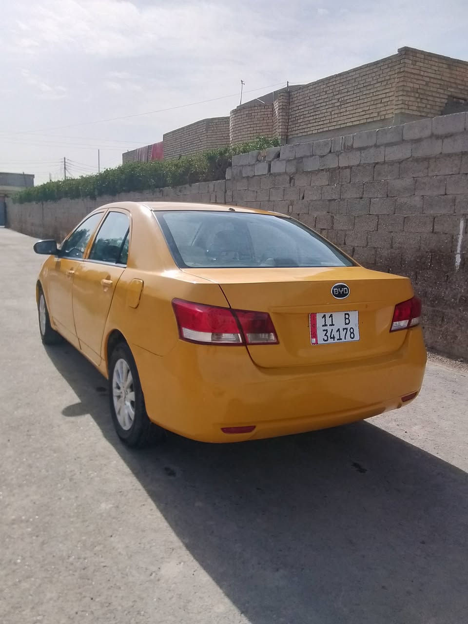 السلام عليكم بي واي دي 2011 بسمي  رقم انكليزي هيئه غرامه مصفره هزه جديده سنويه 2031 كير محرك مكفولات مصبوغه عام اثر جراد خفيف  وتلكيطات بلدواير  صدر جديد مكفوله من الحادث تبريد ثلج شاد منظومه جديده مع كمبريسر جديد تدفئه شاشه تاب سستم صوت السعر 55 وييهه مجال بسيط العنوان بغداد رقم الهاتف ***********
