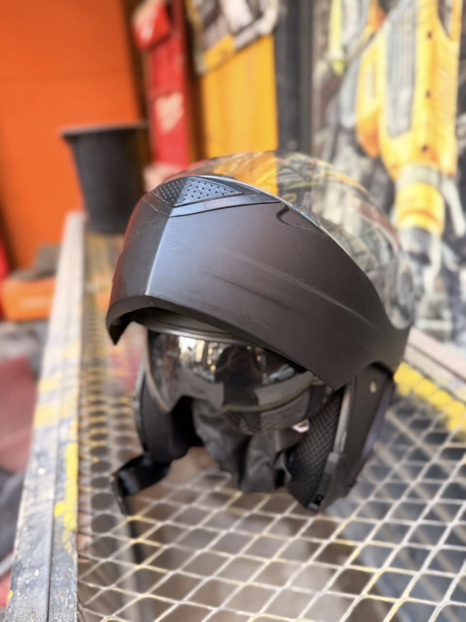 للبيع
مجموعة خوذ
اولى ايطالية سوده ام فك 
ثانية رياضية الزركة 
ثالثة ام قناع 
جدد غير مستعملات 
وسماعات مال خوذ
للاستفسار راسلني خاص او واتساب ***********
عنوان كرادة قرب تقاطع الاورزدي 

توصيل متوفر
