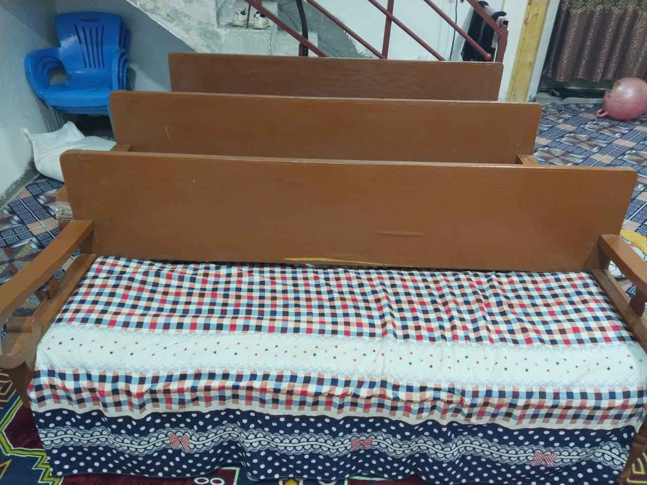 عندي قنفات البيع نضيفات السعر 100بيها مجال المكان حله قرب يم علويه شريفه الرقم ***********
