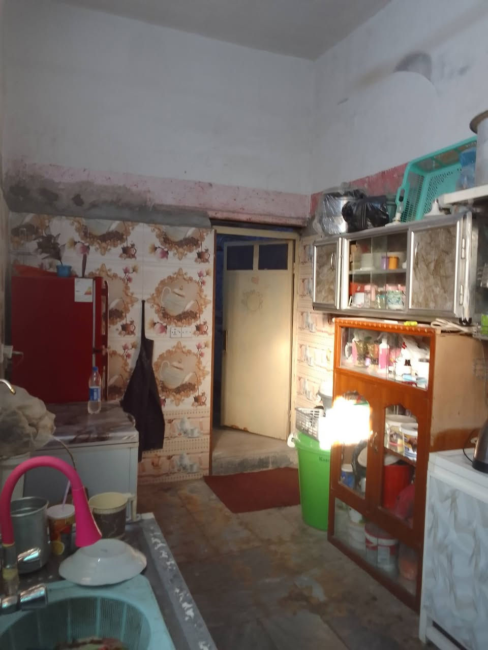 بيت للبيع في مدينه الصدر الشماعيه قريب من أسواق زهوره شارع العياده الطبيه  ٢غرف مع صاله واستقبال ومطبخ وحمام داخلي وصحيات خارجية سطح مسلح ارظيه مرمر سيراميك خدمات كامله مدارس قريبه انترنيت هاتف *********** السعر ٢٦

