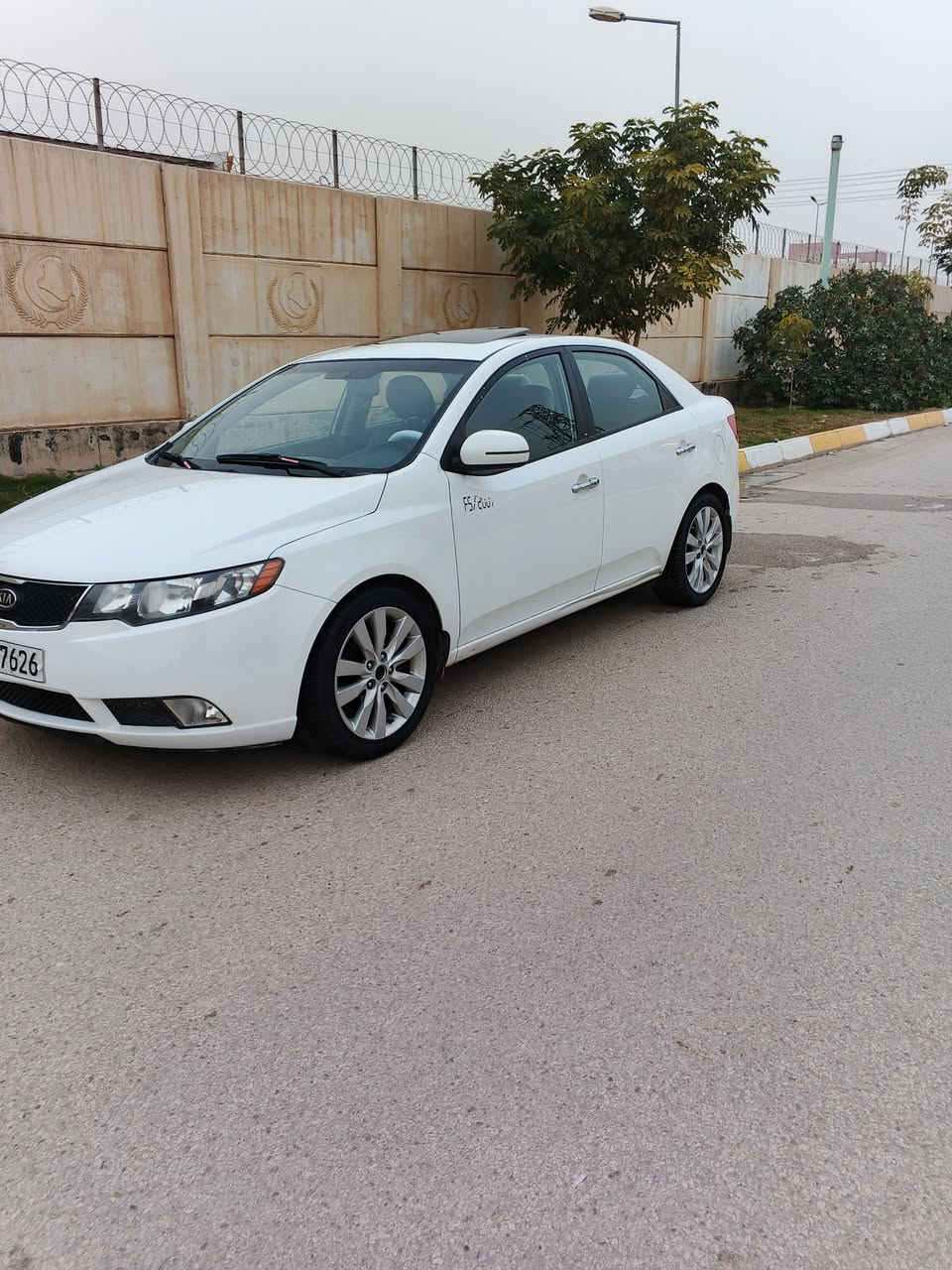 السلام عليكم سياره للبيع نوع سيراتو خليجيه موديل 2013 فول مواصفات واحد عله واحد. بصمه فتحه شاير بلمري مري شفط حساسات خلفيه كير شفتات محرك 1600دوش المرغوب  بصمة ابواب  خمسه ويل كاب تدفئه وتبريد محرك جديد كير جديد حداديه جديده تخم تاير جديد سنويه لل27 بأسم كردي تريد تحويل  تريد وكاله رقم سليمانيه سياره بيها قطعتين صبغ بدون دواخل السياره عله وضع الشركه السعر المطلوب 95 وبيها مجال للطيبين العنوان كربلاء رقم التلفون  ***********
