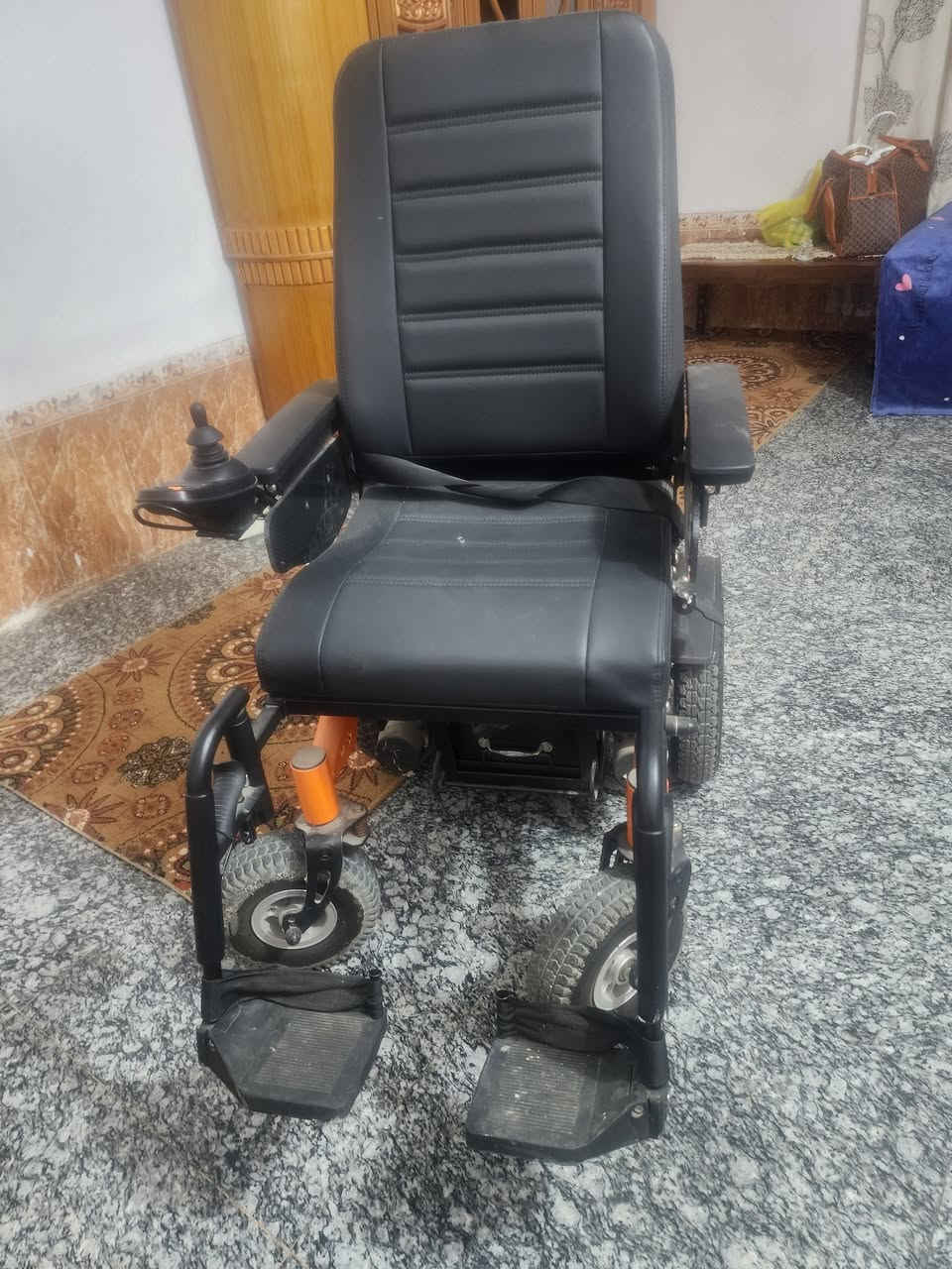 سلام عليكم عربانه مشتغله بس مرتين جديده سعر ٦٠٠ وبيها مجال  مكاني ديوانيه ***********
