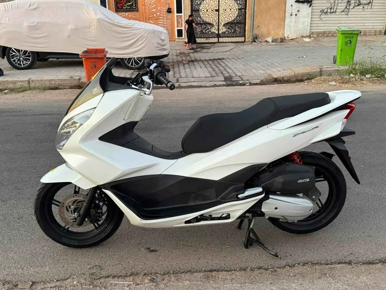 السلام عليكم PCX جيل الثاني  ياباني
الدراجة جديدة بمعنى الكلمة صالها شهرين نازلة من الرمبة 

مكينة 125 

كلها شغالة مابيها اي نقص ماشية 12 ألاف 

العنوان حي اور 

***********
