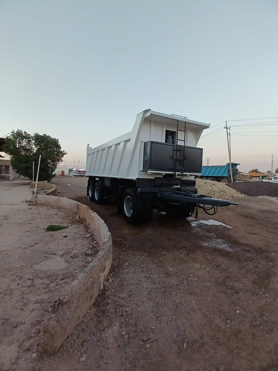 السلام عليكم
مقطوره للبيع

شغل عباس ناموس مودل 2019

طول 7وربع.  ارتفاع 140

فارغه 12طن

مكلف بلنشر هذا رقم راعيهه ***********
