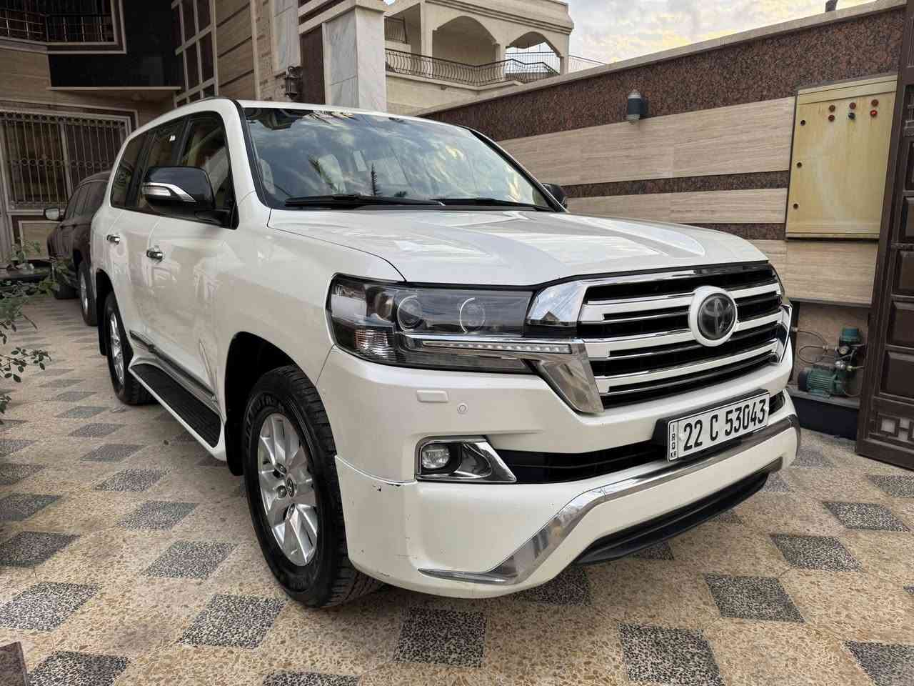 السلام عليكم 
لاندكروز 2017 وايت اديشن اصليه كفاله عامه 
فول مواصفات كشنين كهرباء 8 ايرباك جلد دبل ماوس وبقية المواصفات معروفه 
محرك 6 سلندر ماشيه 117 كم سياره جاهزه
العنوان بغداد السيديه
السعر 485$
للاستفسار ***********
