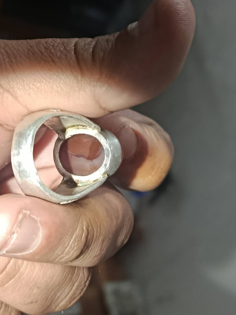 يماني طبيعي صياغه ثقيله 
مخطوط 
حر 
قياس 24 /25
وزن 19.38 غرام 
***********
الامين الثانيه 
السعر 75 الف   محابس حلوه ماكو بالسوك والحلو غالي الي ميعجبه السعر  ما مجبور ابرر
