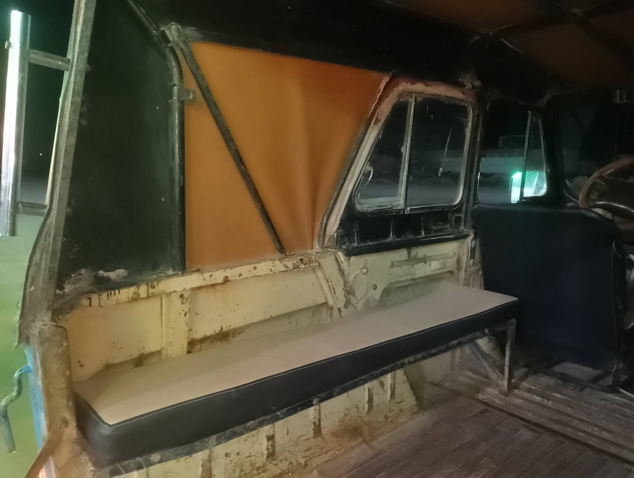 السلام عليكم شباب واز للبيع موديل 88 بدون رقم مكينه وكير خير من الله تحويره اكسن  فاره ودسكات امامي كهربائيات كله شغاله وباور ستيرن شاصي جديد والحب يخابر *********** والسعر 3600وبيه مجال
