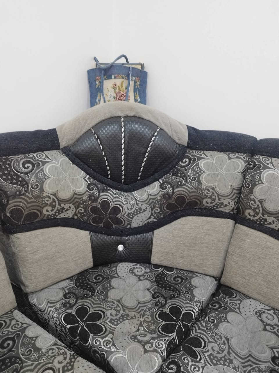 للبيع8-9 امتار
طخم تفصيل خشبه مضبوط وخوش خشب سعره(230) وبيه مجال بس تاخذه وتغسله (التفصيل مالته مايقل عن المليون ونص ) 
اسيا ***********
كورك ***********
