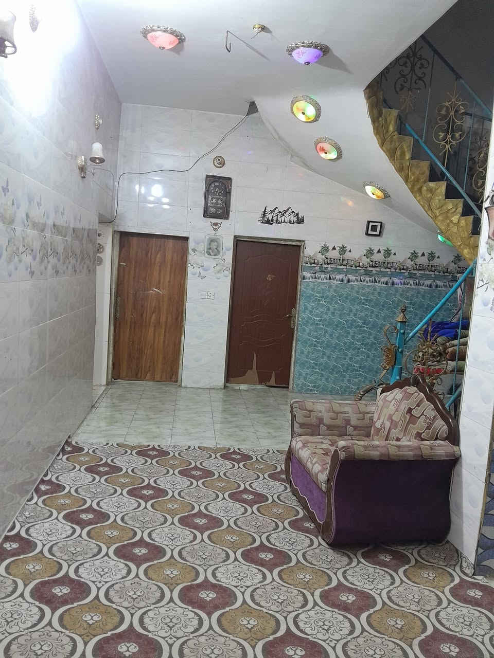 السلام عليكم بيت للبيع المساحة 238
سدة حي النصر كاع سهر زراعي بالشارع العريض 
مكونات البيت استقبال وصالة 2 غرف ومطبخ وحمام 
تواليت خارجية ومنور ورى البيت 
***********
