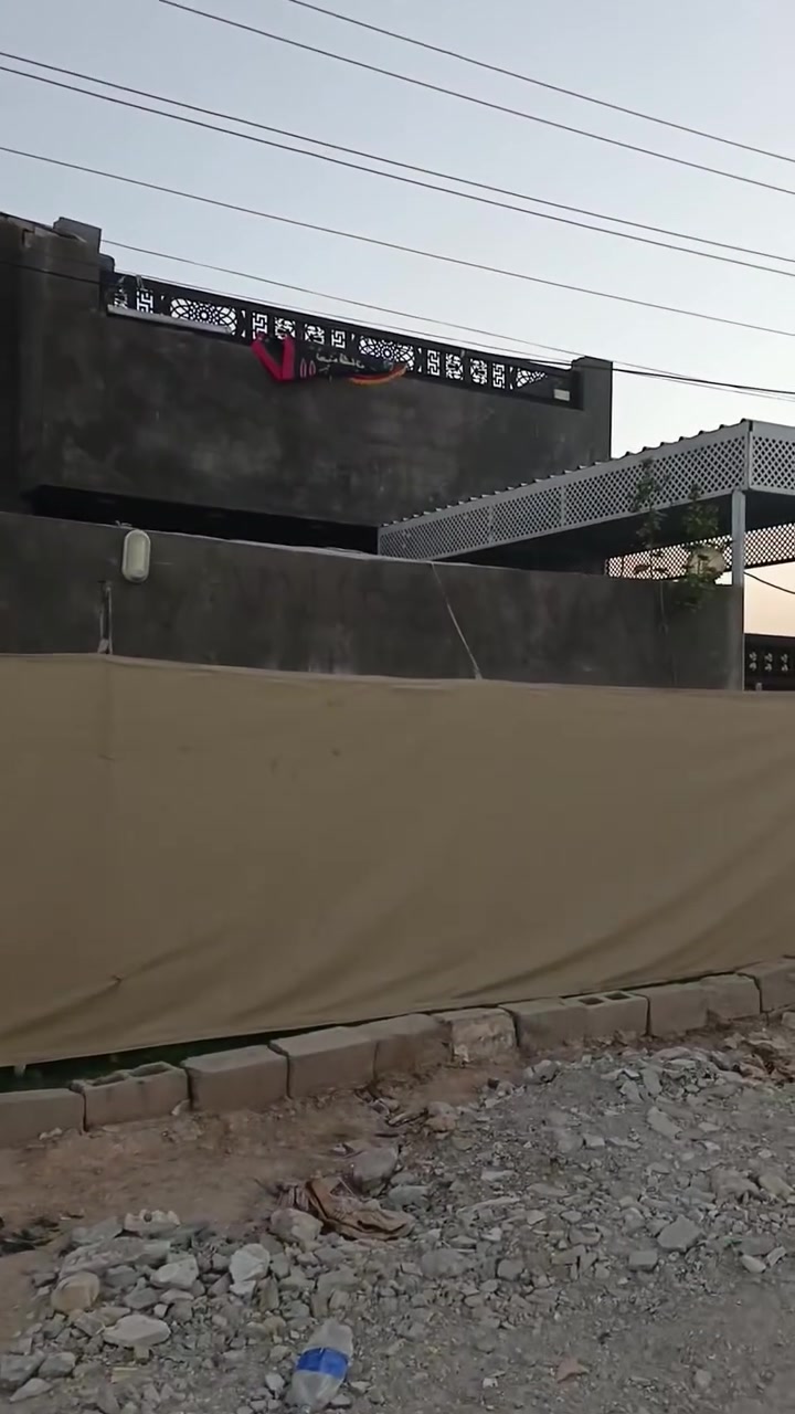بيت لبيع مساحه ٣٥٠متر بيت كامل نقص بس ارضيه عنوان نهاية حي طارق وره صيطر القديم في حي الأمير بيه مي كهرباء ونت ضوي  الاتصال رقم الهاتف ***********
