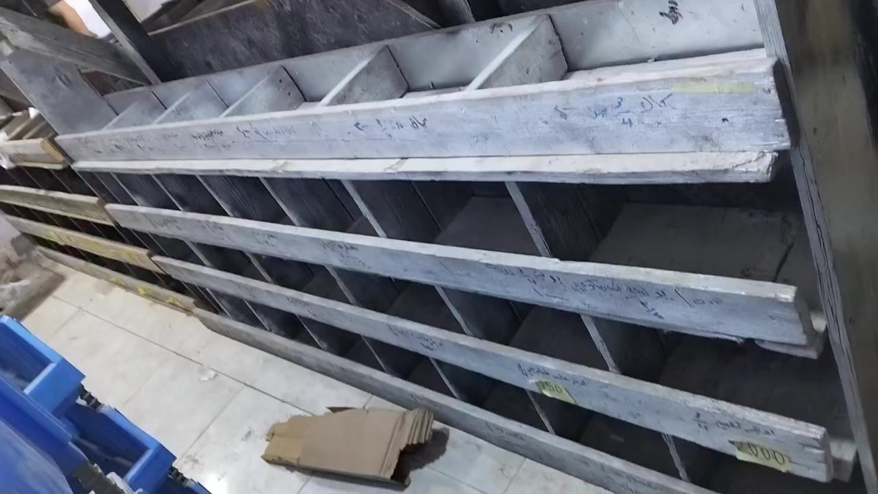 السلام عليكم يوجد رفوف جام +ميوزة + حافضات + تعاليگ+ ميز مكتب 
كلمن وسعره واذا شلع اتساهل بيهن عنواني البصرة الهارثة قرب معمل الورق 
هاتف ***********
