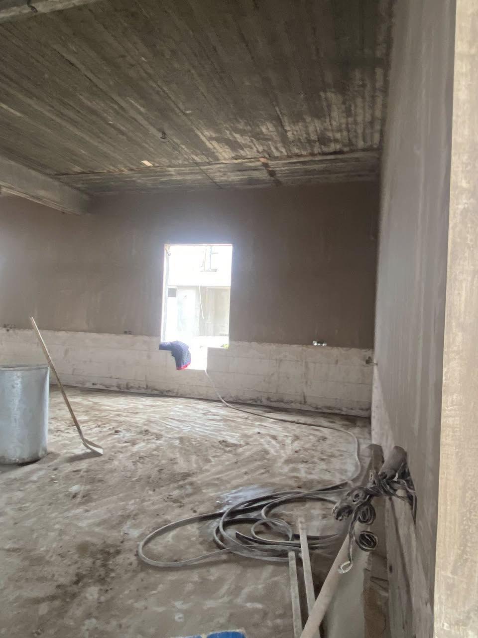 الحمد لله، والصلاة والسلام على رسول الله، وعلى آله وصحبه، أما بعد:

فقد أثنى الله سبحانه على من يعمر مساجده فقال: إِنَّمَا يَعْمُرُ مَسَاجِدَ اللَّهِ مَنْ آمَنَ بِاللَّهِ وَالْيَوْمِ الْآخِرِ وَأَقَامَ الصَّلاةَ وَآتَى الزَّكَاةَ وَلَمْ يَخْشَ إِلَّا اللَّهَ فَعَسَى أُولَئِكَ أَنْ يَكُونُوا مِنَ الْمُهْتَدِينَ. {التوبة:18}.

وإن من عمارة المساجد إقامتها، وترميمها وتعاهدها وصيانتها، ويدخل هذا الفعل أيضا في الصدقة الجارية، ولو كانت المشاركة بمبلغ قليل، ويدل على ذلك ما ورد في الحديث. فعَنْ أَبِي هُرَيْرَةَ قَالَ: قَالَ رَسُولُ اللَّهِ صَلَّى اللَّهُ عَلَيْهِ وَسَلَّمَ: إِنَّ مِمَّا يَلْحَقُ الْمُؤْمِنَ مِنْ عَمَلِهِ وَحَسَنَاتِهِ بَعْدَ مَوْتِهِ عِلْمًا عَلَّمَهُ وَنَشَرَهُ، وَوَلَدًا صَالِحًا تَرَكَهُ، وَمُصْحَفًا وَرَّثَهُ، أَوْ مَسْجِدًا بَنَاهُ، أَوْ بَيْتًا لِابْنِ السَّبِيلِ بَنَاهُ، أَوْ نَهْرًا أَجْرَاهُ، أَوْ صَدَقَةً أَخْرَجَهَا مِنْ مَالِهِ فِي صِحَّتِهِ وَحَيَاتِهِ يَلْحَقُهُ مِنْ بَعْدِ مَوْتِهِ. رواه ابن ماجه وحسنه الألباني.

ومن فضل الإنفاق على المساجد وتعميرها والمساهمة في استمرارها وبنائها ماورد عَنْ النَّبِيِّ صَلَّى اللَّهُ عَلَيْهِ وَسَلَّمَ أَنَّهُ قَالَ: مَنْ بَنَى مَسْجِدًا لِلَّهِ كَمَفْحَصِ قَطَاةٍ أَوْ أَصْغَرَ بَنَى اللَّهُ لَهُ بَيْتًا فِي الْجَنَّةِ. رواه ابن ماجه وصححه الألباني.
واعلمو ان هذه الصدقه هي حصن

 فحصنو أموالكم بالزكاة وداووا مرضاكم بالصدقه نلتمس. من اهل الخير التبرع لكمال ماتبقى من مسجد قباء
للتبرع الاتصال بلرقم التاليه ***********
المسجد بحاجه الئ فراش الارضيه وصبغ وجزاكم الله خير الجزاء 

***********
