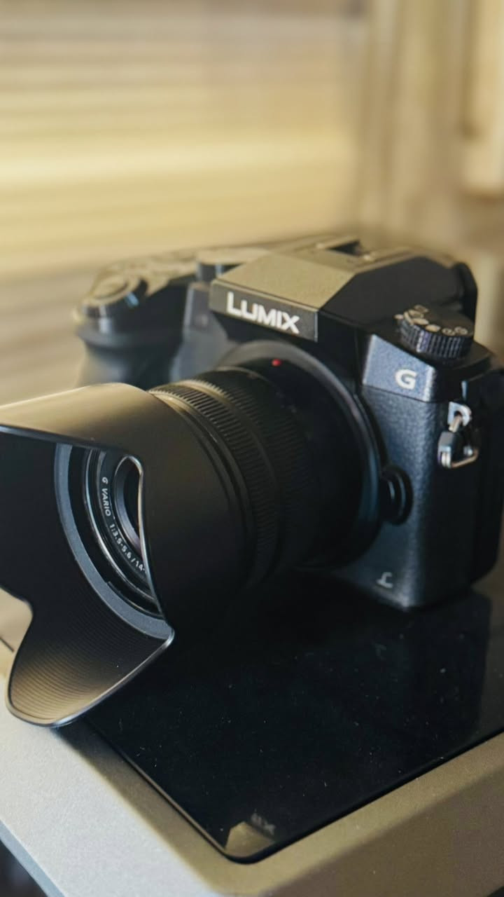 كامره لومكس باناسونيك G7 نظيفه الكامره واستخدام بسيط
تصوير 4K دقه عاليه جدا

السرعة نظام الفوكس فيها سريع جداً وتدعم التصوير المتتابع السريع

عدستهة 14 ، 42 اوتوفوكس
 العدسه O.I.S يعني تمنع الهتزاز 

ملحقاتها 
الكارتونه
الحزام بجيس طبعا 
وبطاريه 
والشاحنة

بيها مشكله كلش بسيطه ومو مهمه بس حته توضح عدكم 
المشكله بالشتر مالتها اذا اسويله اوف واريد اصور لازم اطفيها وشغلها 6 مرات يلا تشتغل عدل بينما اذا افعل الشتر عادي كبل تصور بدون علامه وبدون اي ازعاج وطبعا اني مسويله on تفعيل وافضل طبعا حتى عمر الشتر هم مينقص بس هاي مشكله يعني مو فد مشكله قويه

طبعا ترهم للي يصورون حفلات وجلسات 
والي يصورون منتجات الفوكس حلو مالتها 
ودقه 4K فول وبيها هواي شغلات للتصوير 

السعر 450 الف 
تواصل 
***********
