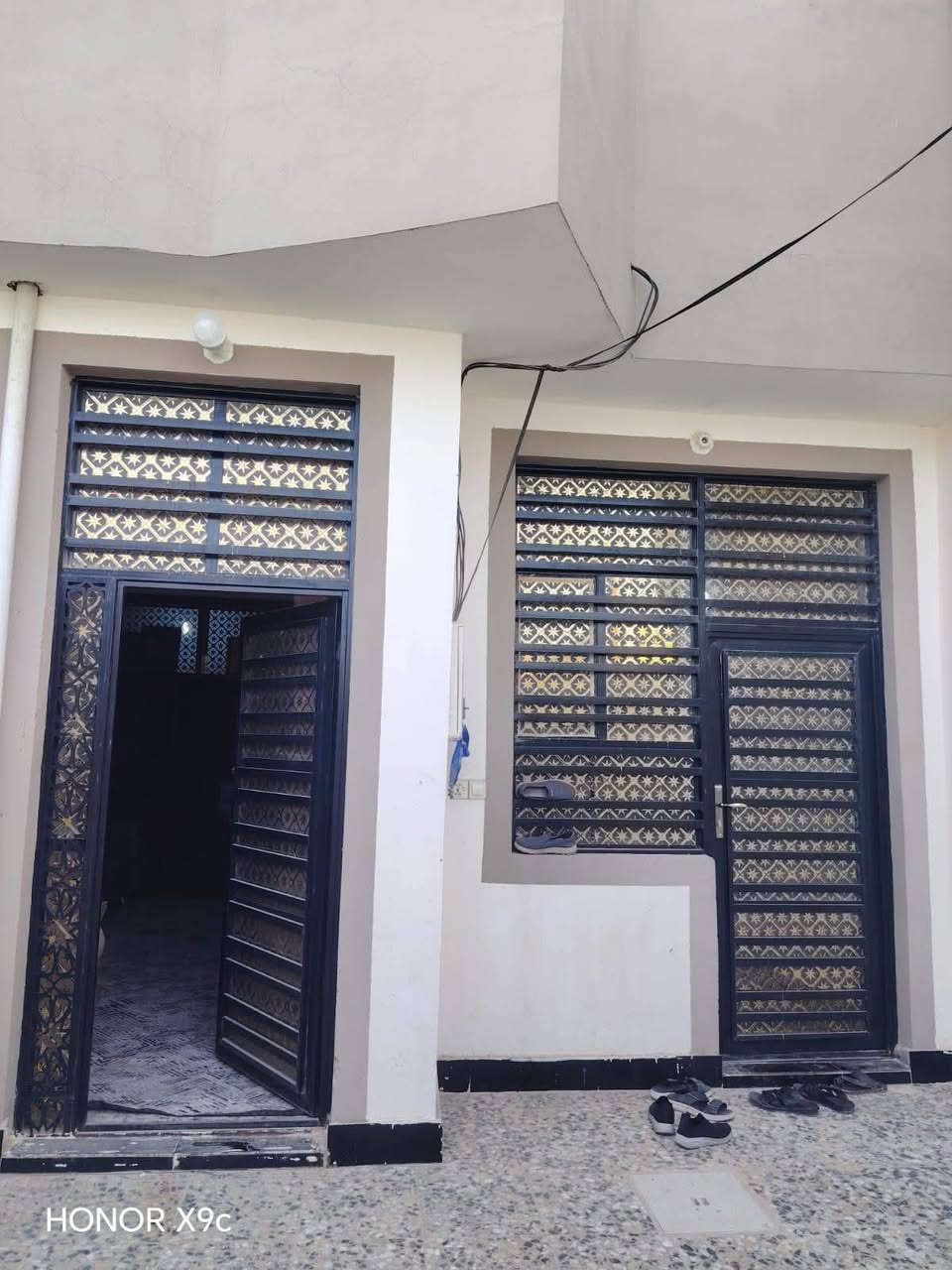 يعلن مكتب النور عامود 262مباشر ع الشارع مقابل قريت الغدير
مساحه 130 معا الاثاث
 بسعر 52 وبي مجال
***********

الاثاث المتبقي 
تخم استقبال/تخم صاله/كاونتر مطبخ/ سبالت ثنين/ غرفه نوم كامله/ فرشات ارضيه/ وثلاجه ومجمده / كيزر تانكي البيت مثل ماتشوفه تاخذه 

✅ مشمول بقرار التطويب بيت بناه طابوك صب كونريت بناه جناي 
#مكتب_النجف_للعقار
موقع /نجف 🏡
مقابيل قريت الغدير 

البناء 🏡 
غرفه  2/صاله/مطبخ /  صحيات2/داخل وخارج /وستقبال 
بناء مرتب/ اساس + سقف كونكريت + طابوك

*********** واتساب وتصال 

ألخدمات 🏡 
ماء/كهرباء/مدارس/سوق/تبليط/لحد الباب
