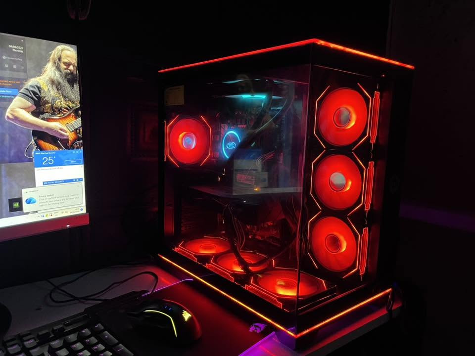 للبيع مع كرسي كيمنك و شاشة كيبورد ماوس سماعات ups 

Gtx 1660 ti 
Cor i 7 6700
Ram ddr4 16 
Ssd 256 
Hdd 2t 
  Power 750w 
قيم السعر بالمعقول وخذها. *********** واتساب
