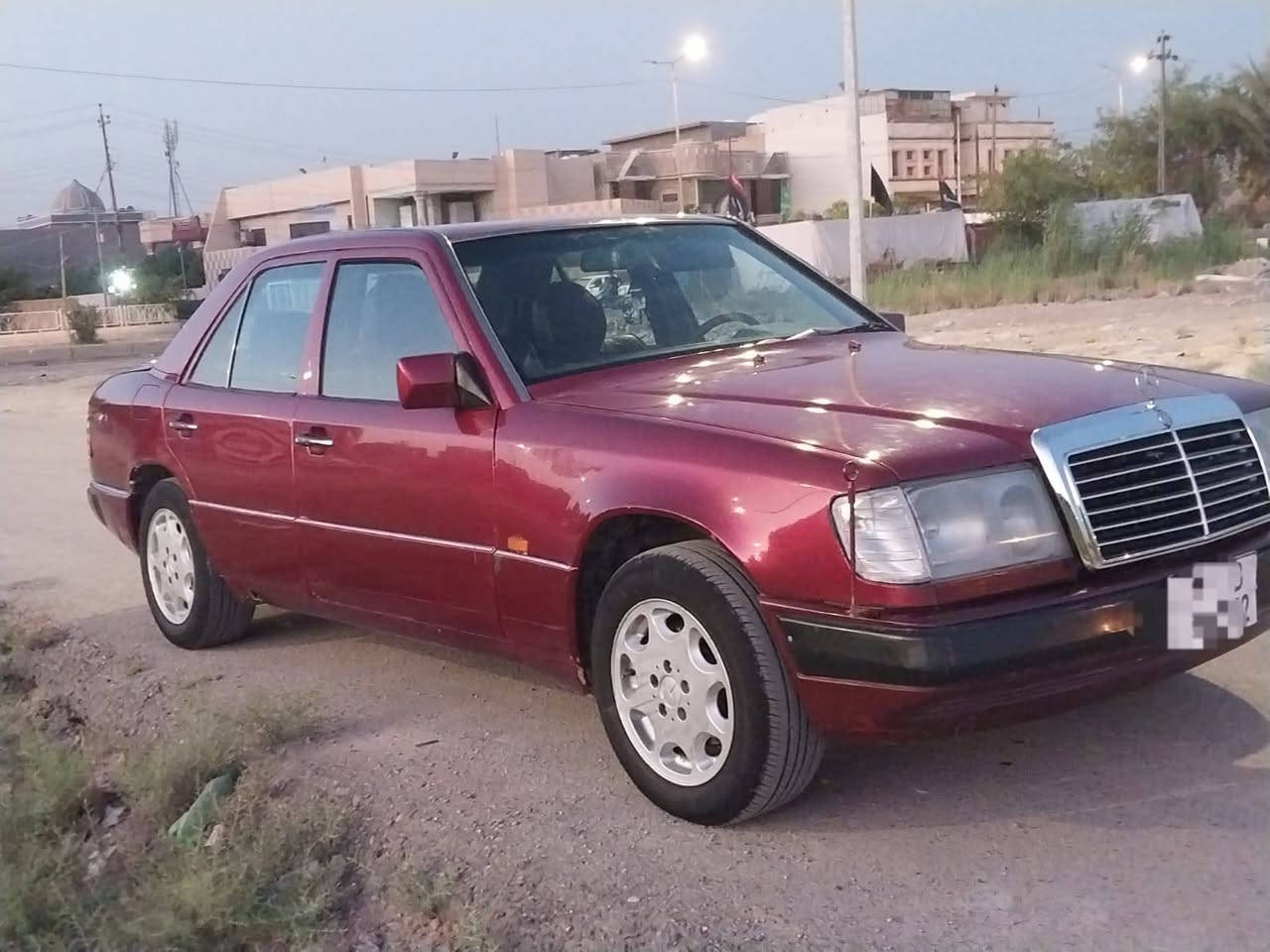 السلام عليكم 
للبيع مارسدس دب موديل 90 
رقم بغداد بسمي الإنكليزي 
مكينه كير بلادي 
حداديه خلفي امامي جديد تخم تاير 
مكفوله من ضربه مصبوغه عام سيارة جاهزه نقص تبريد 
كهربائيات كله شغاله 
مكان سيارة حله بابل مجسر نادر 
السعر 45$ بيه مجال لطيبين 
رقم الهاتف ***********

